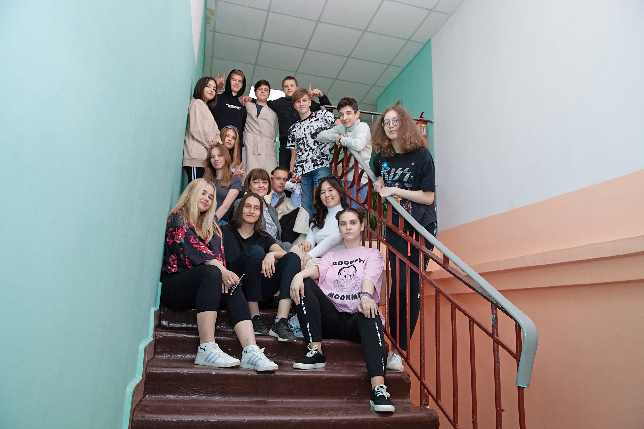 фото на ступенях школы