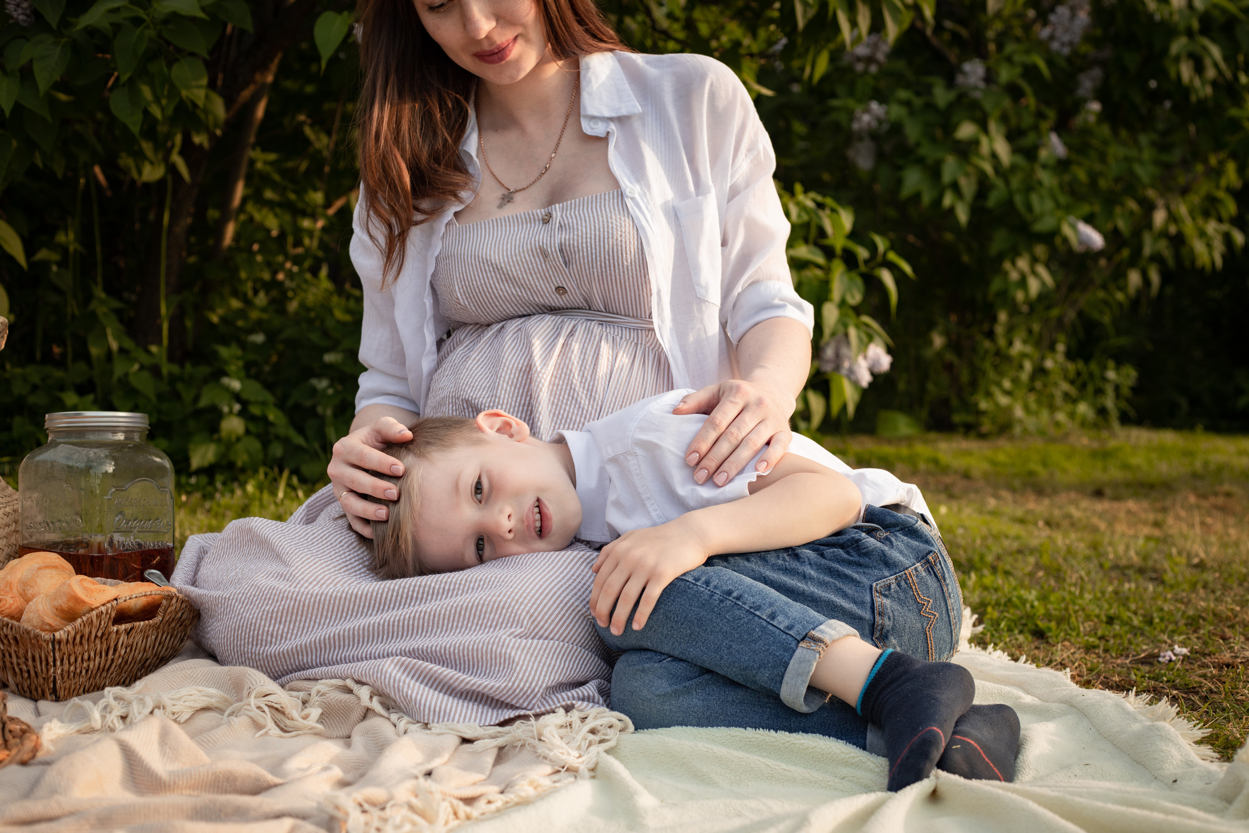 на коленях у матери