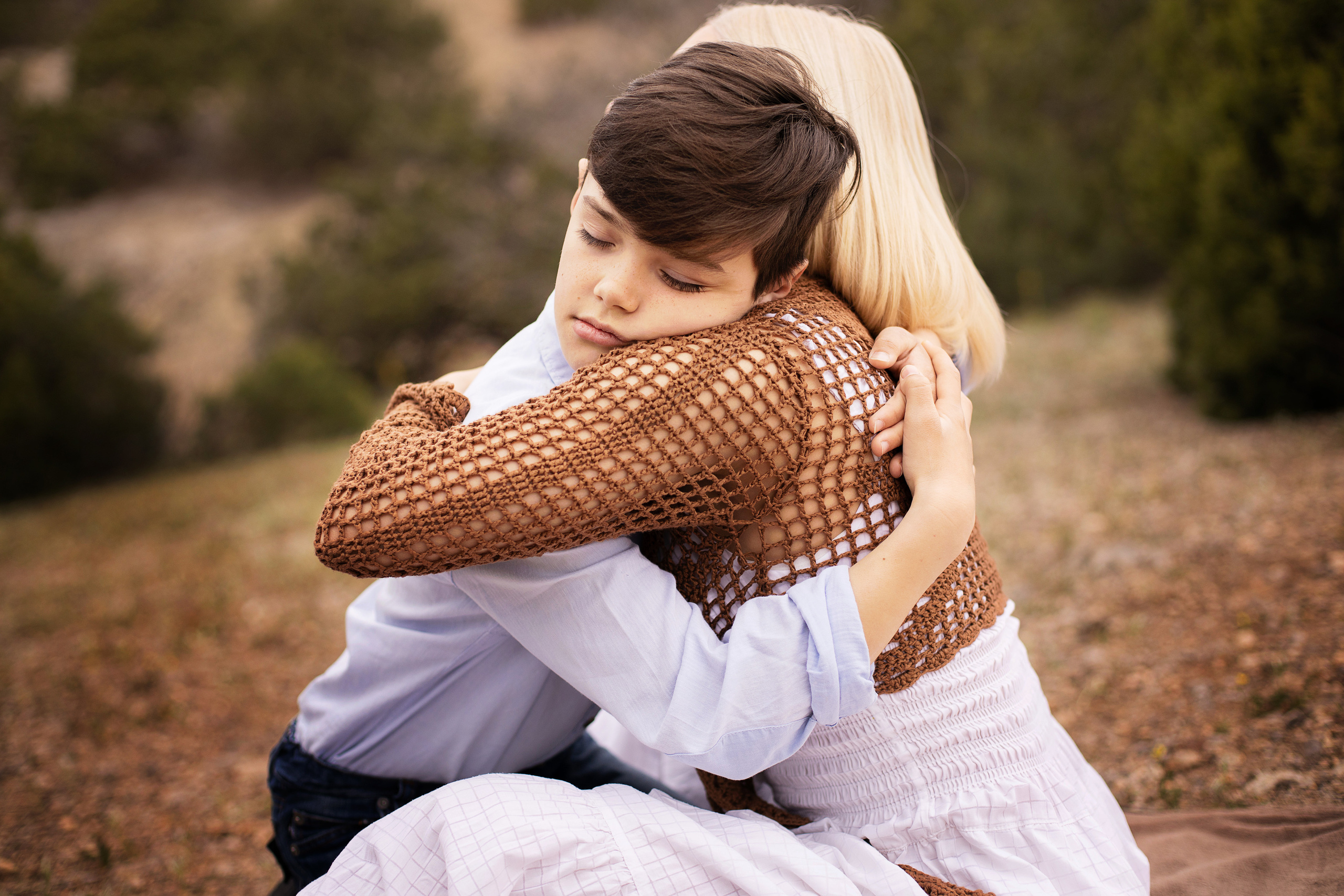 мама обнимает сына