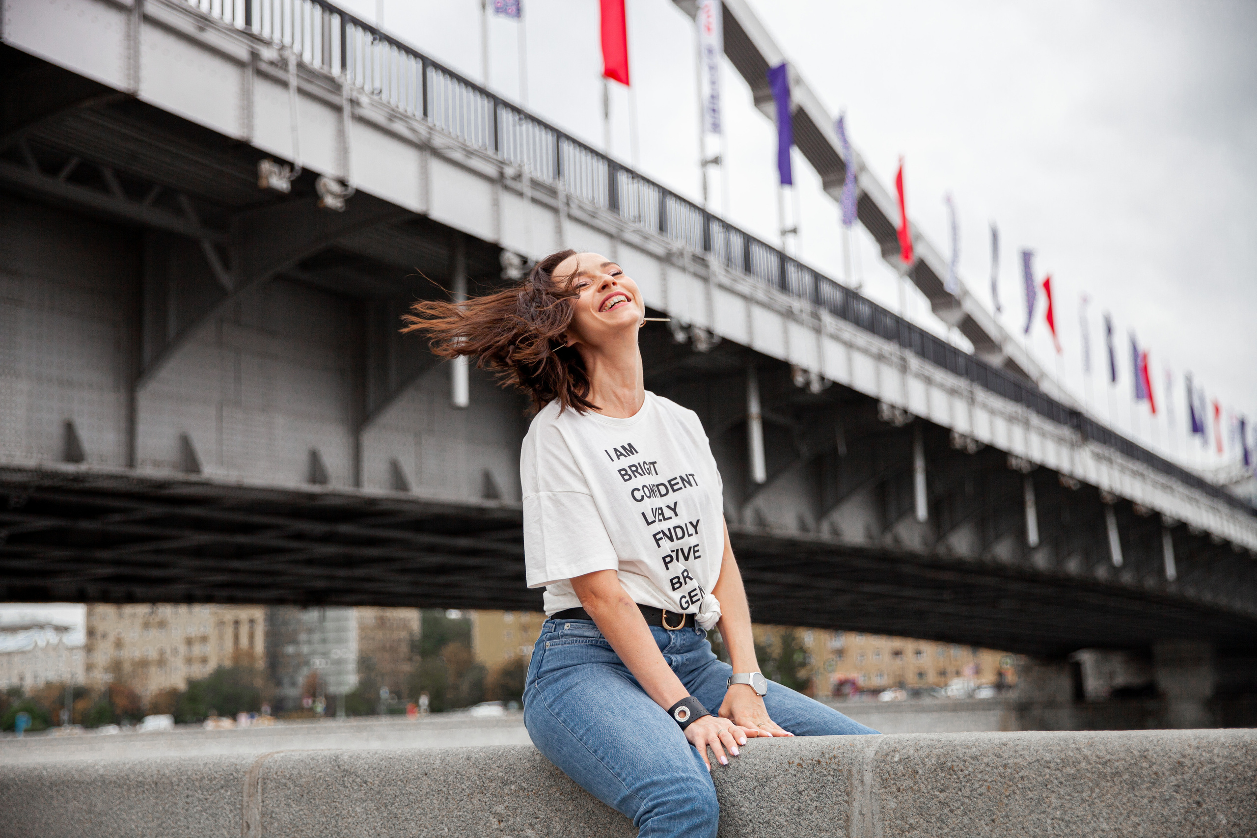 сидит на парапете