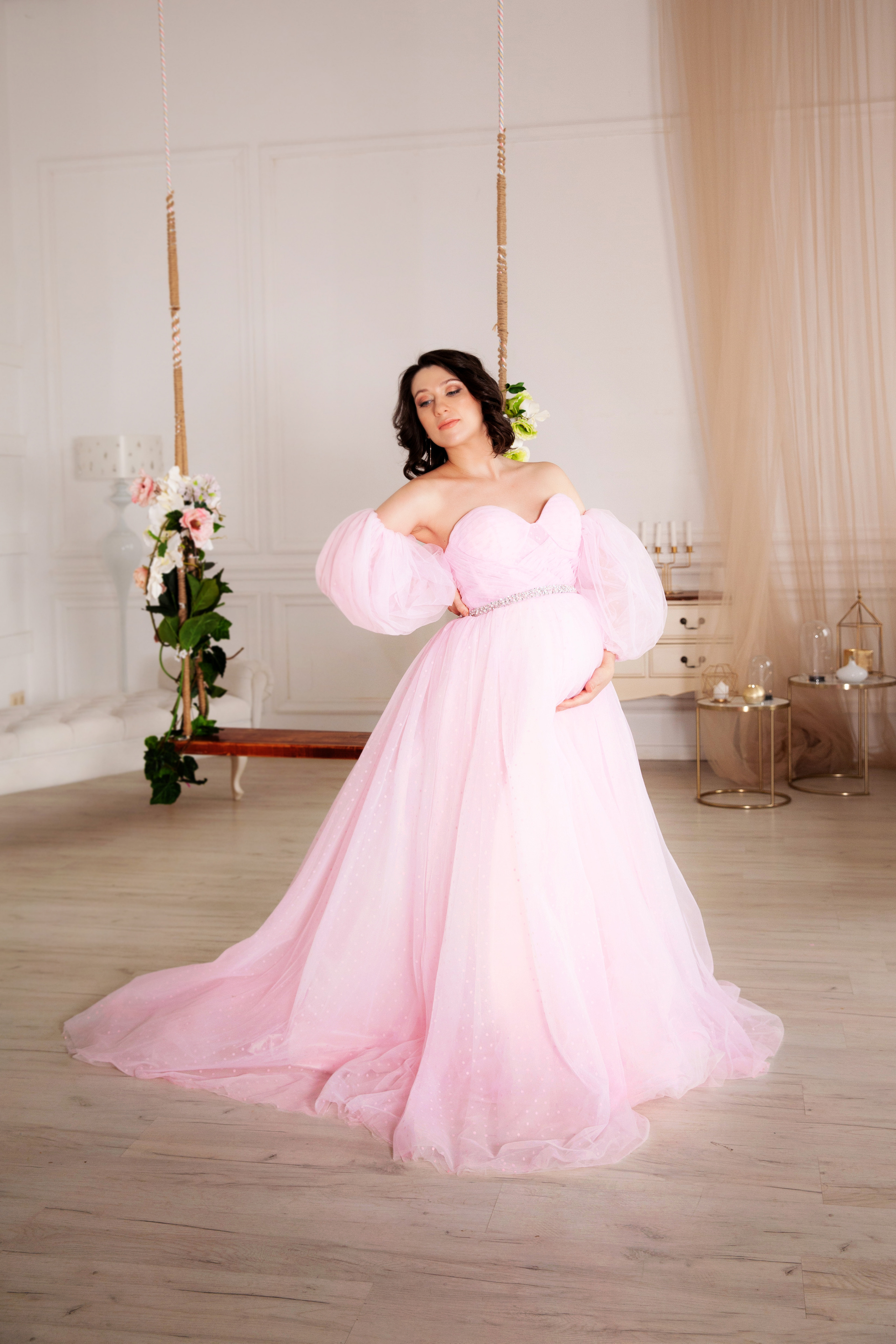 Фотосессия беременности в розовом платье