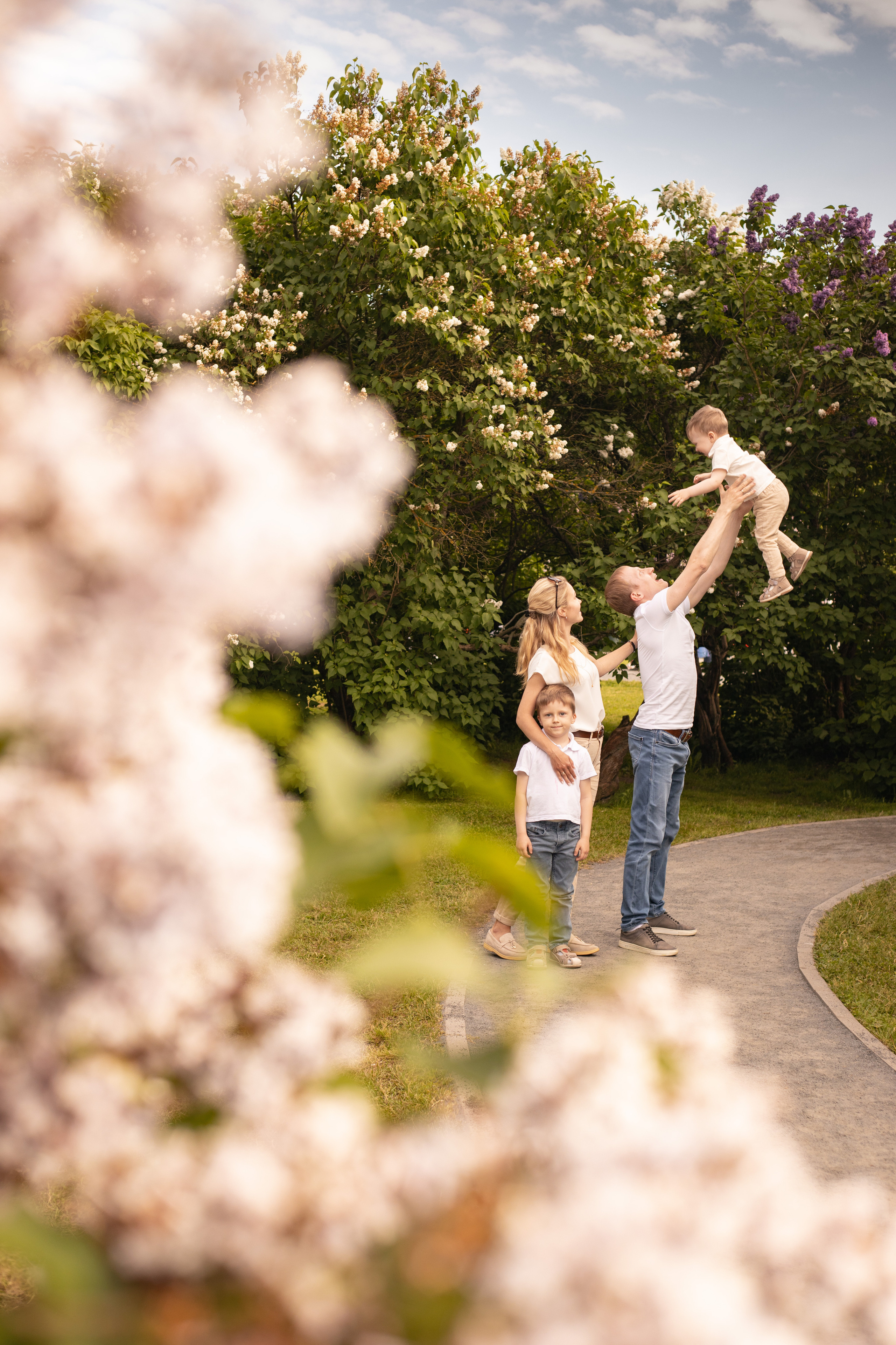 папа подкидывает сына