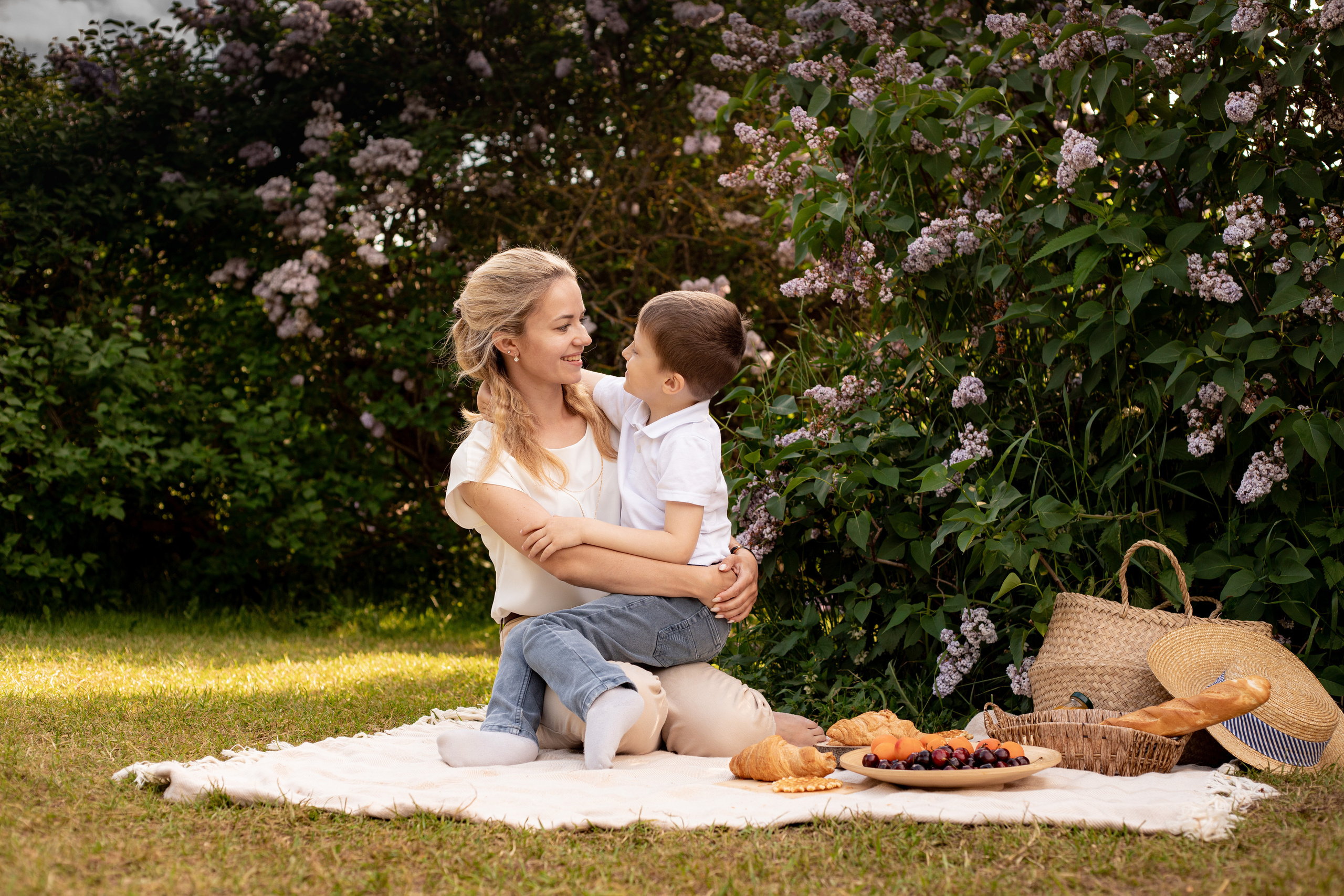 сын обнимает маму