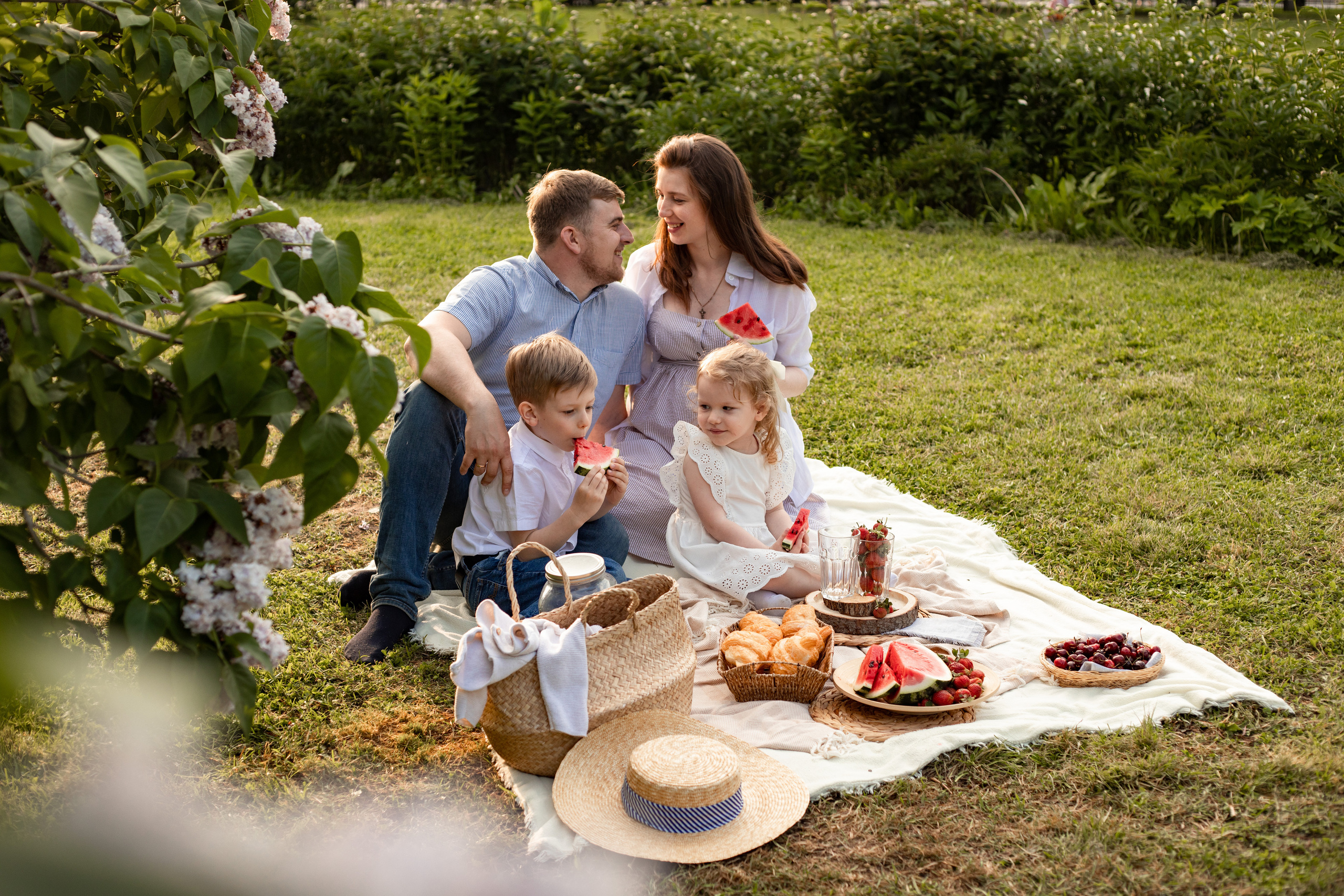 красивая семья в парке