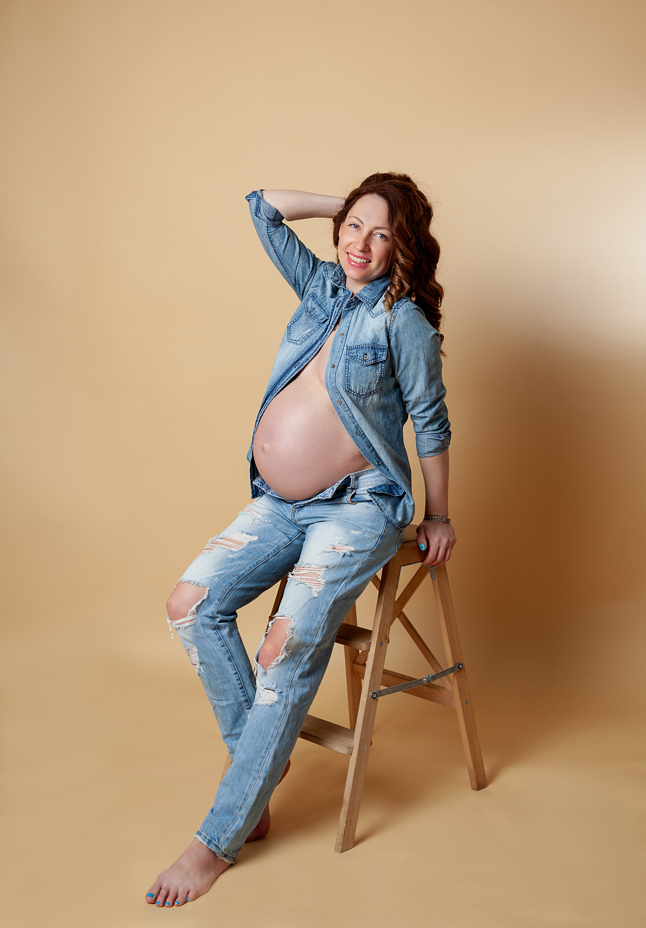 Крутая беременная в джинсах