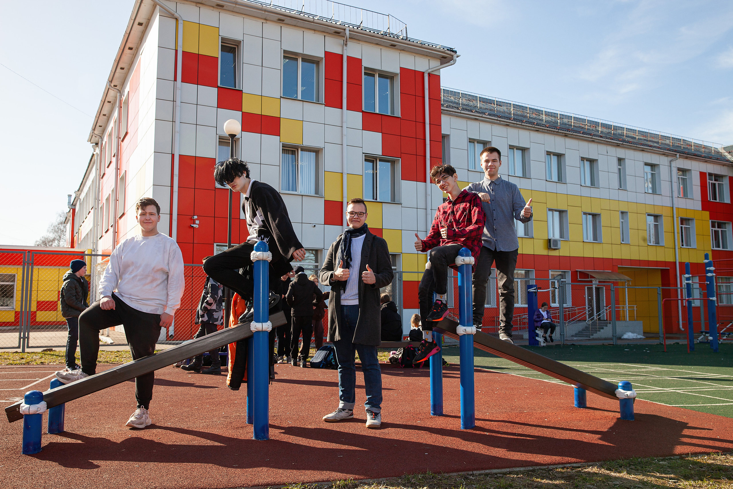 коллективная фотография у школы