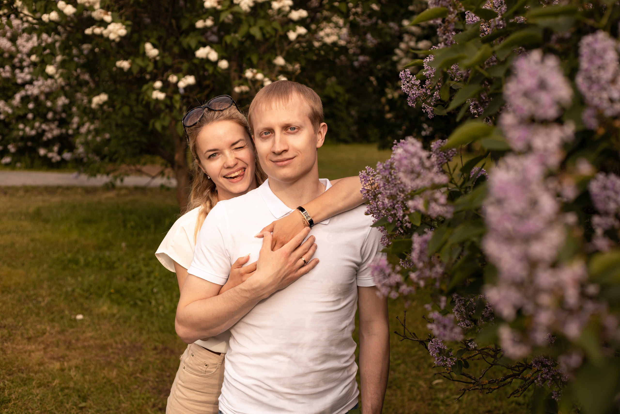 жена обнимает мужа