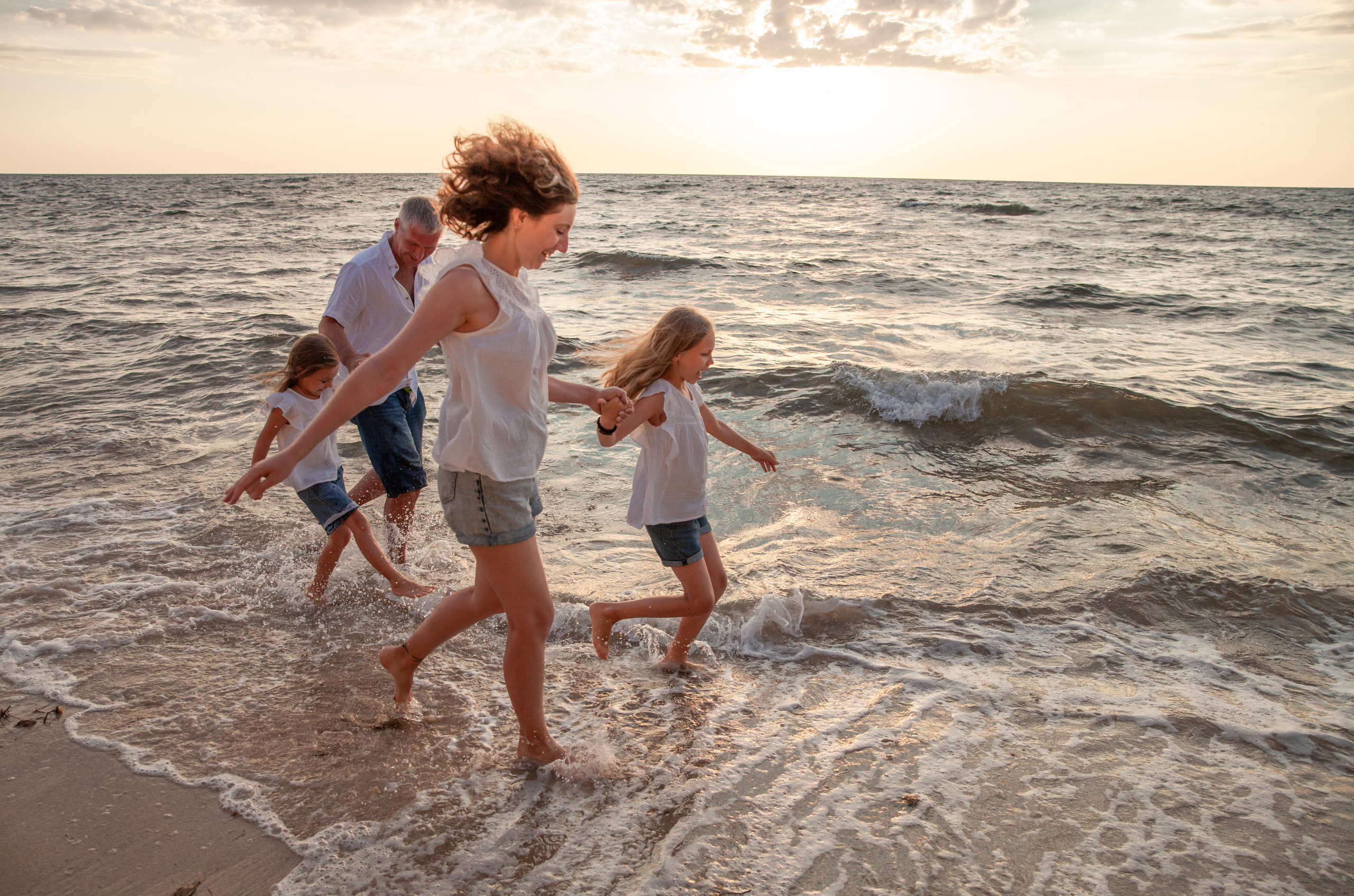 бегут по волнам