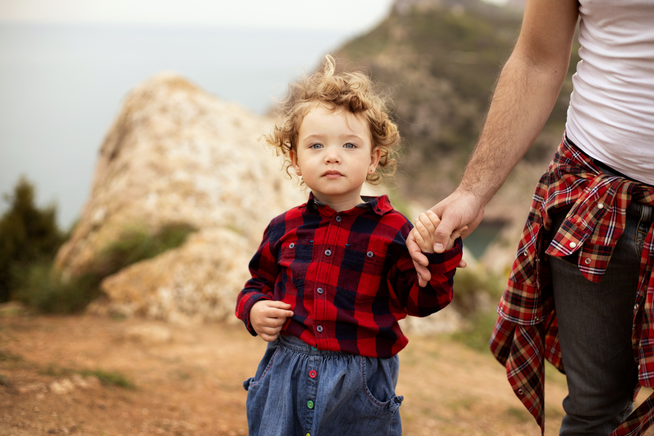 малыш идёт за руку