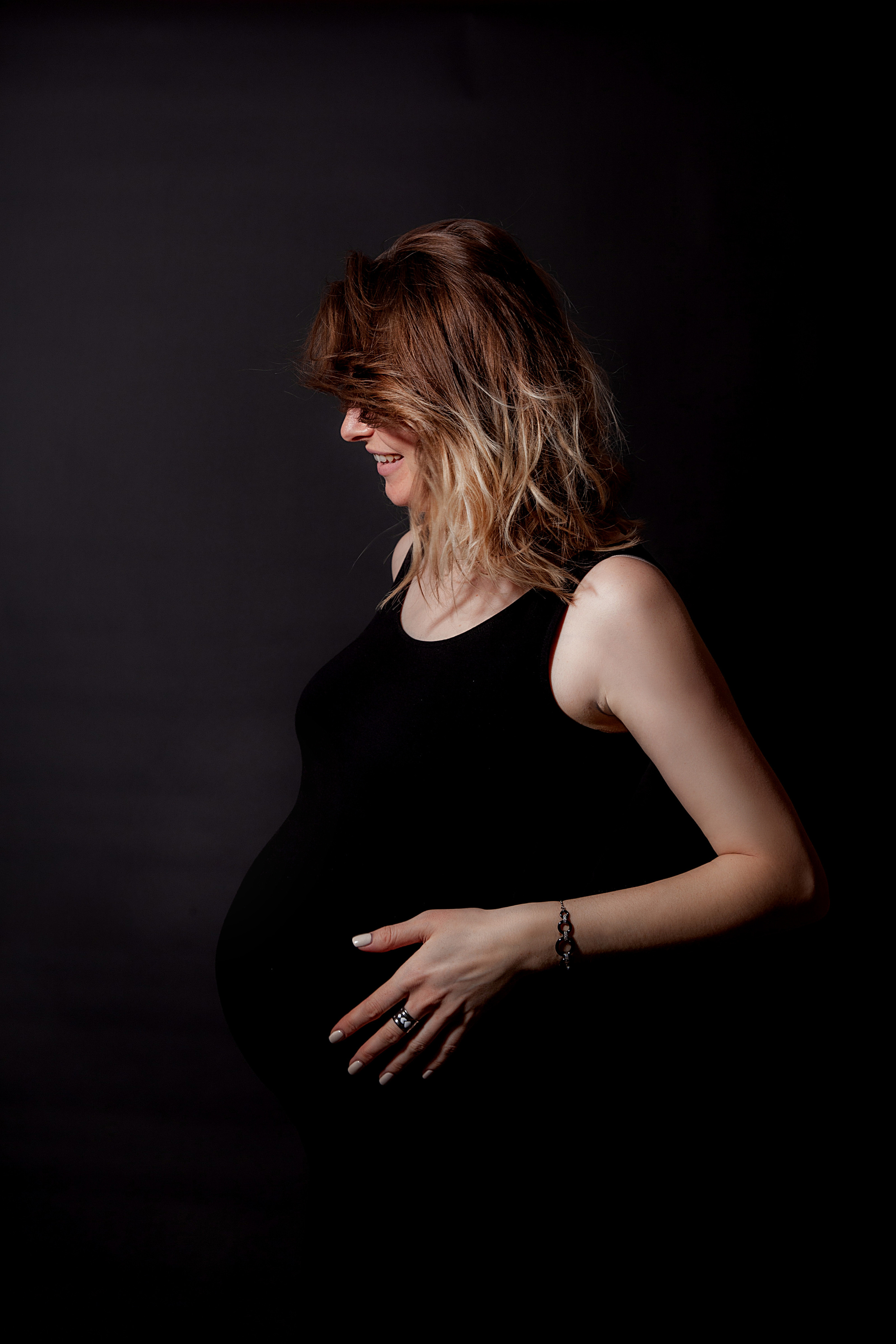 Беременная девушка в чёрном платье