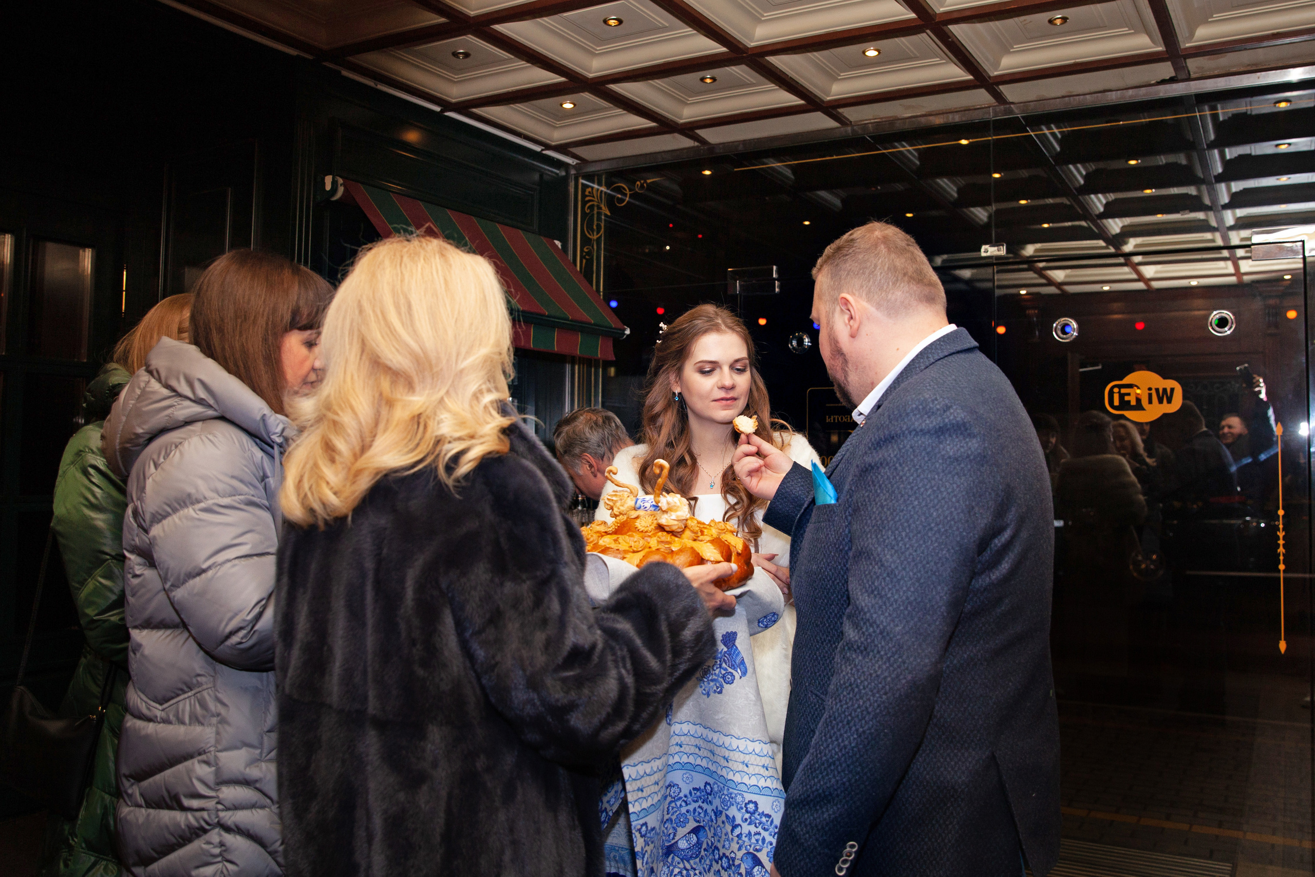 жених и невеста в ресторане Автограф