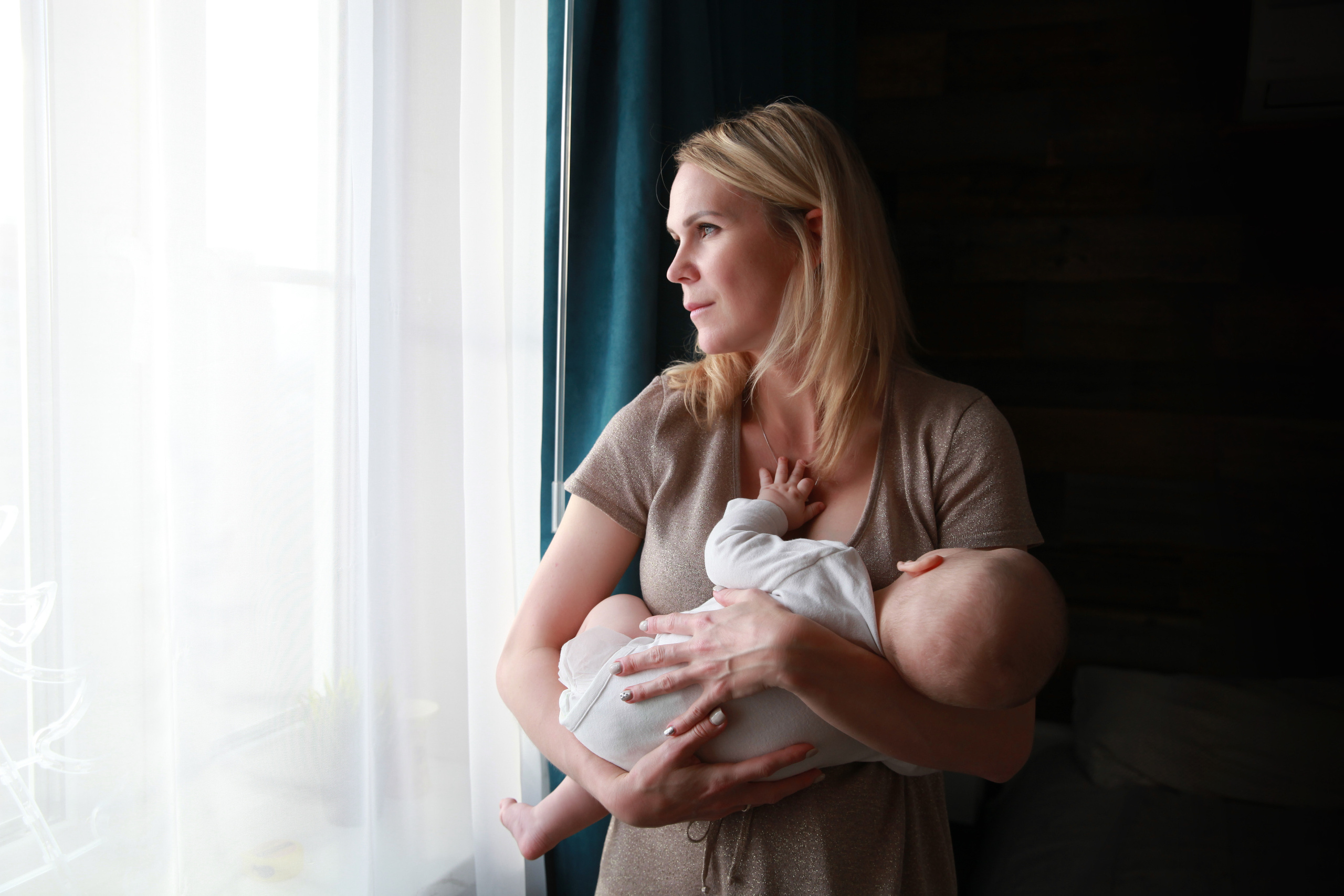 мама с младенцем у окна