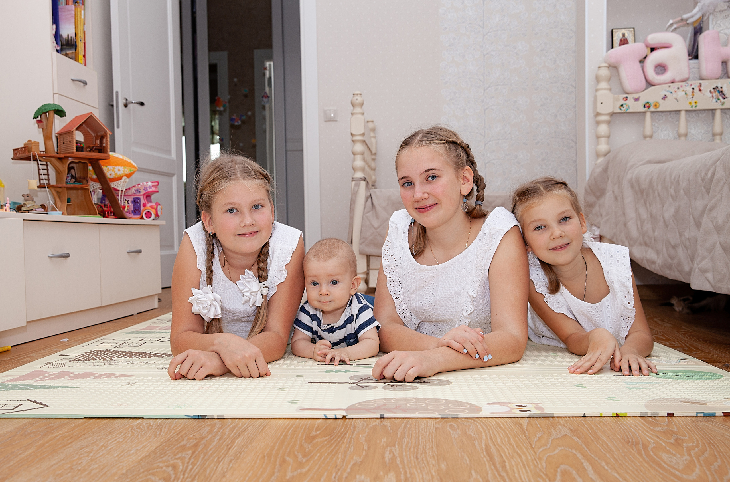 дети на полу