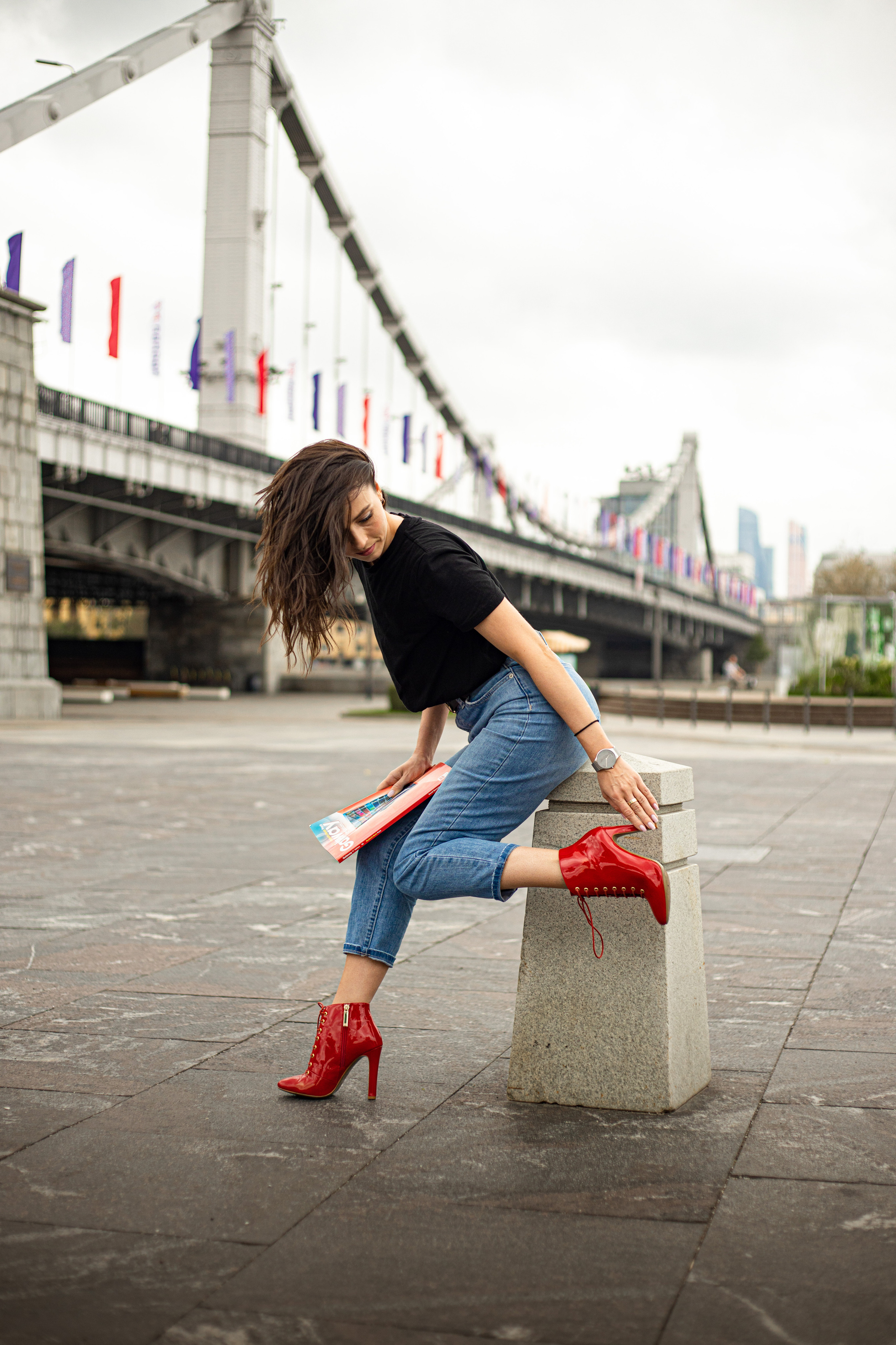 в красных ботинках