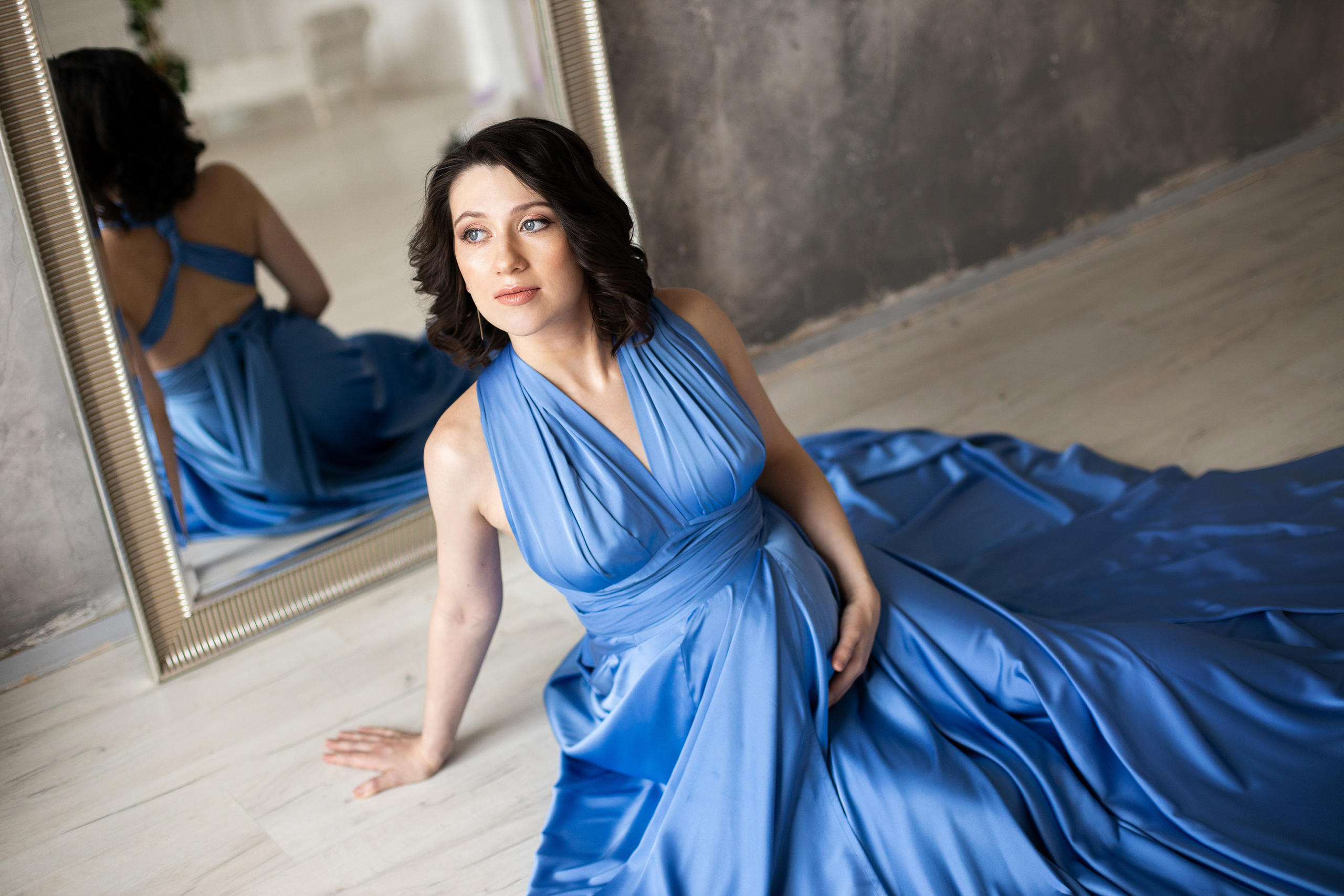 Беременная в синем платье