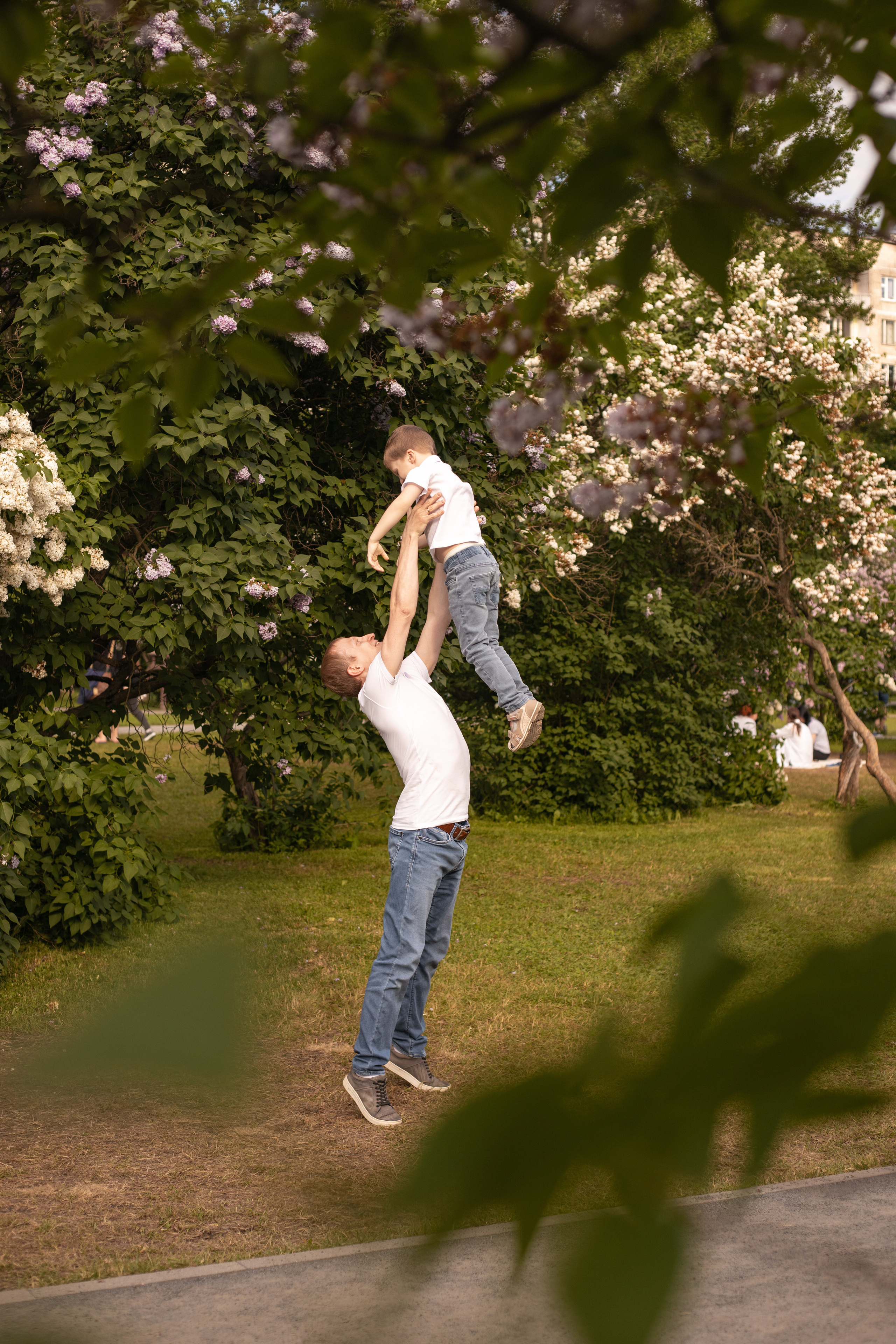 отец подкидывает сына