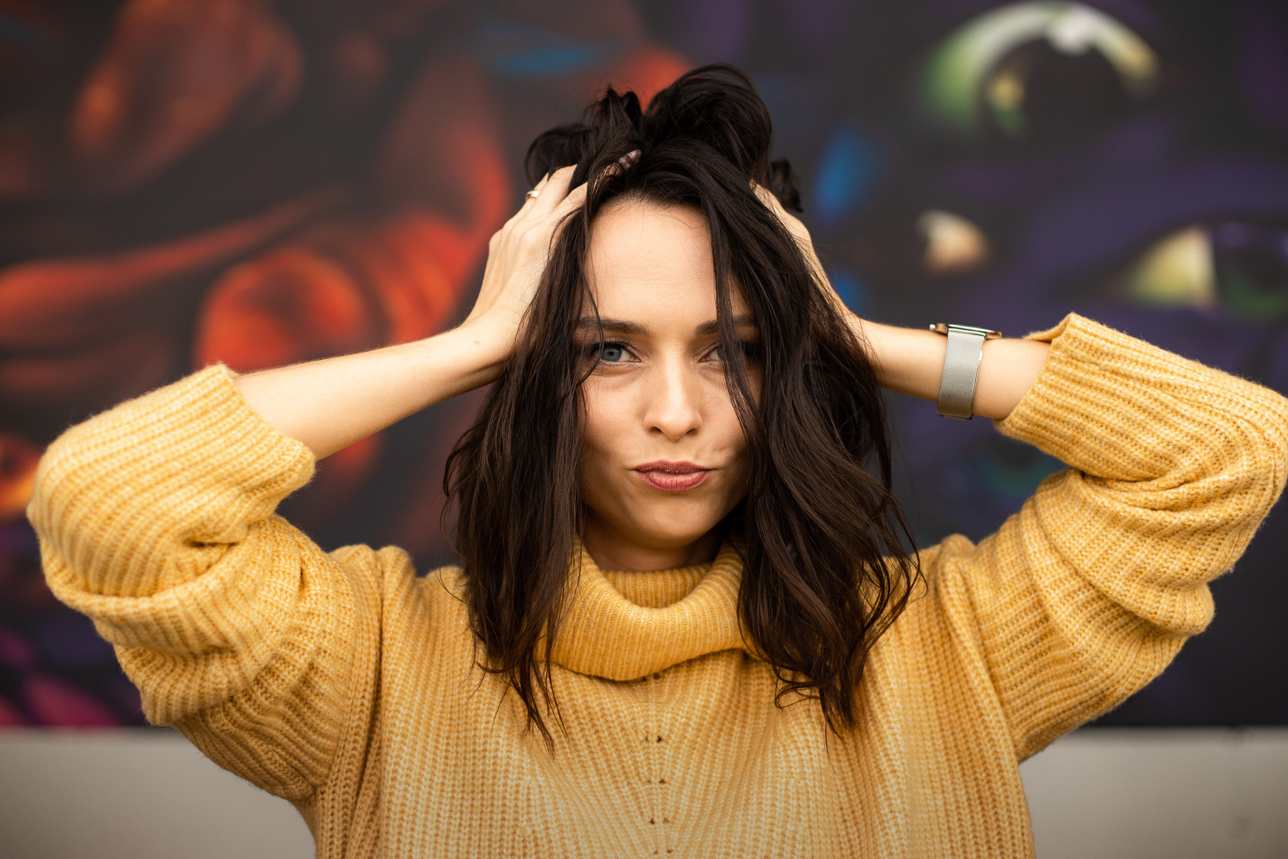 схватилась за голову