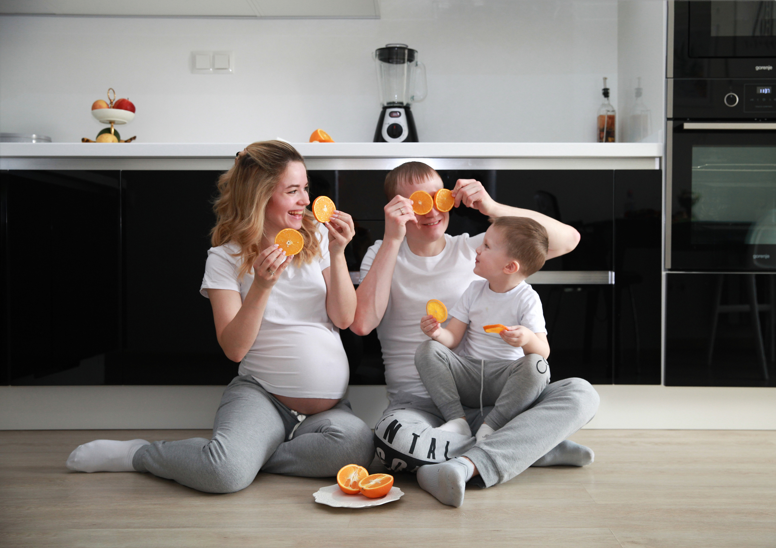 Весёлые семейные фото на кухне