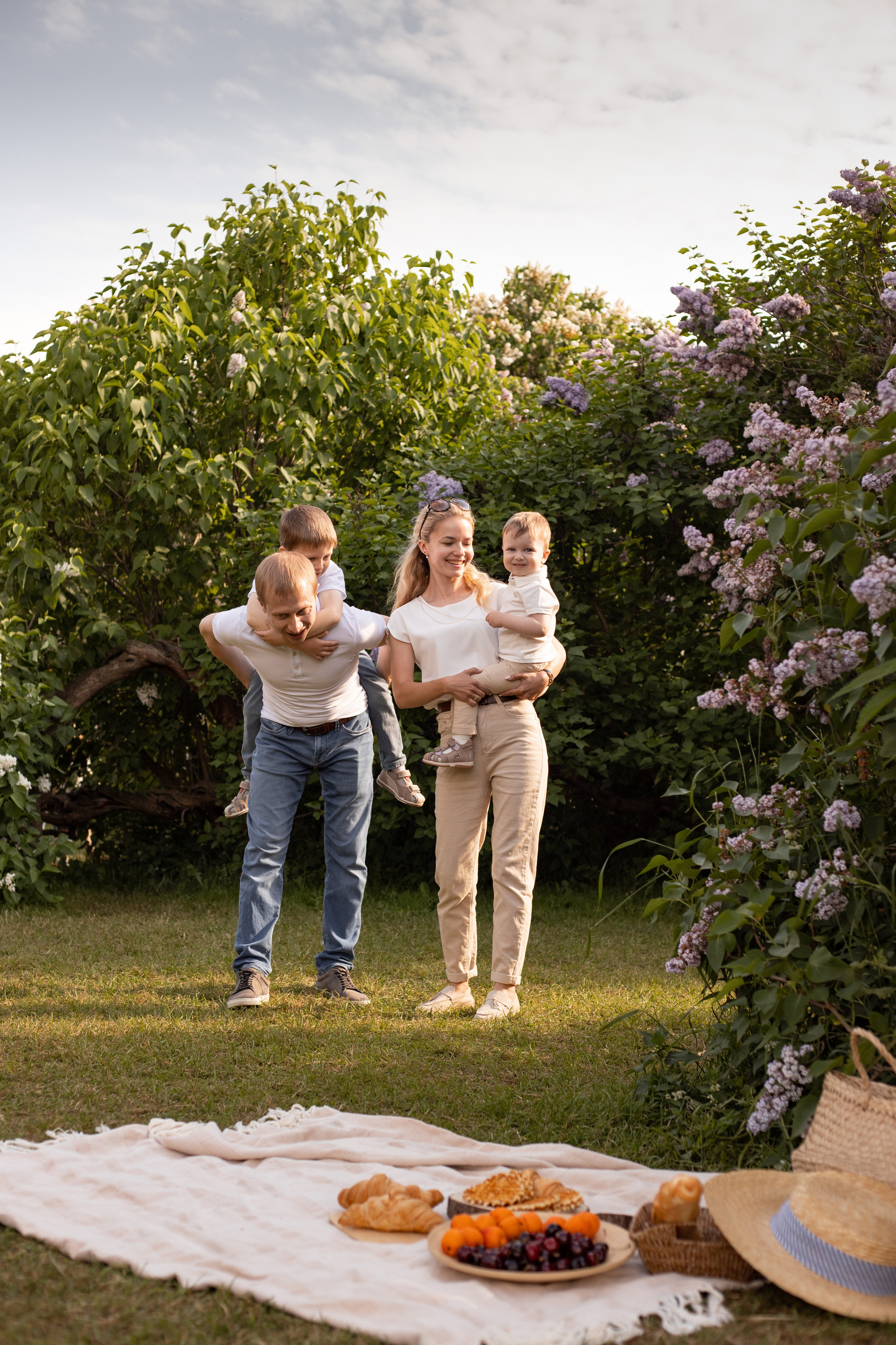 семья на прогулке