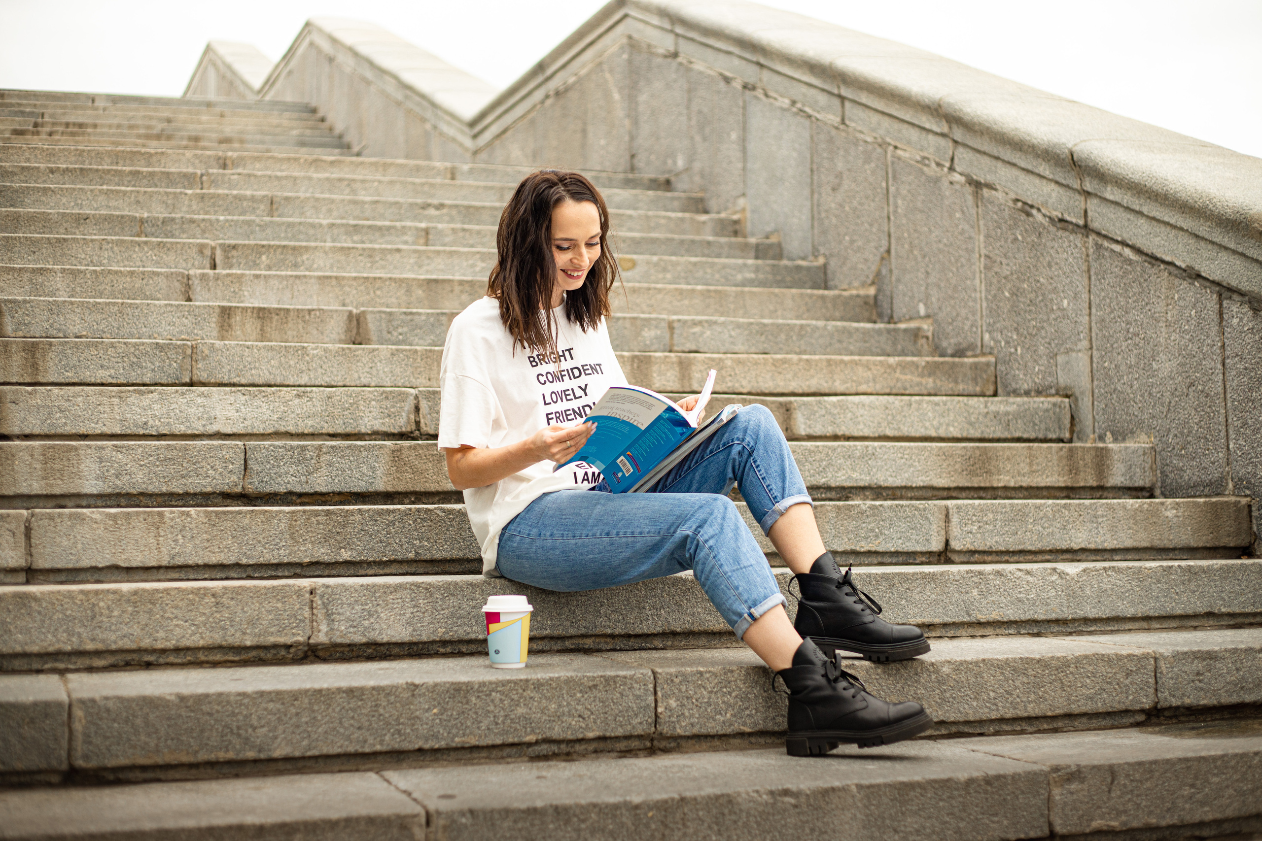 на ступеньках лестницы