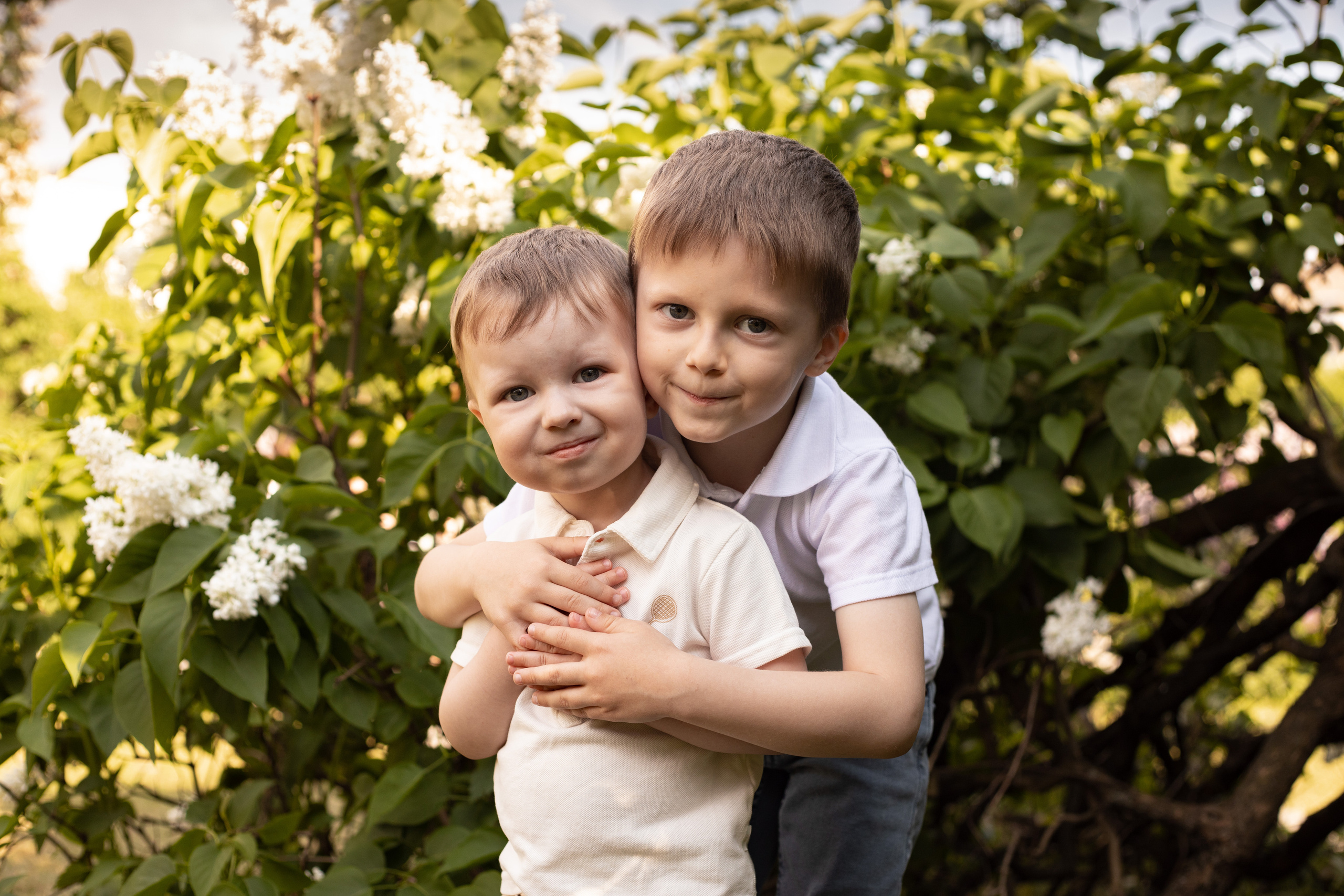 братья в саду