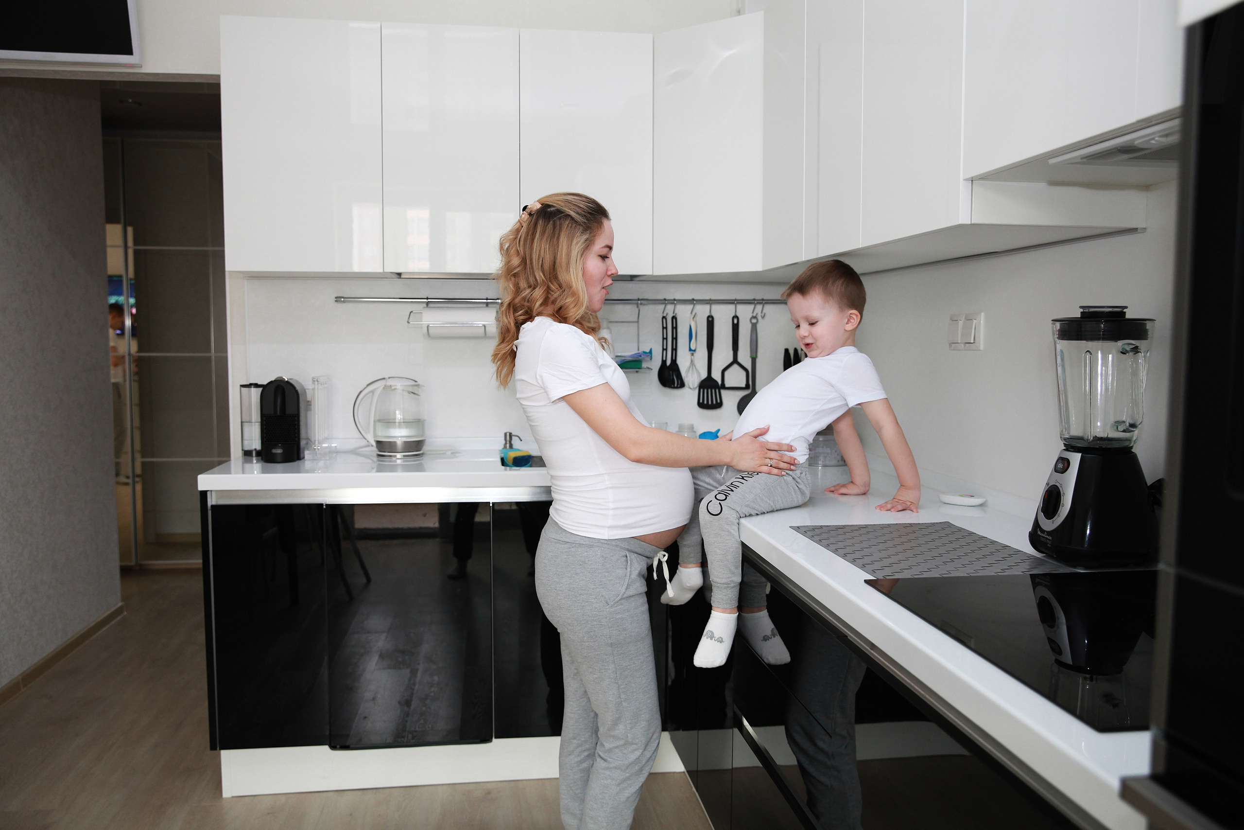 Мама и сын на кухне