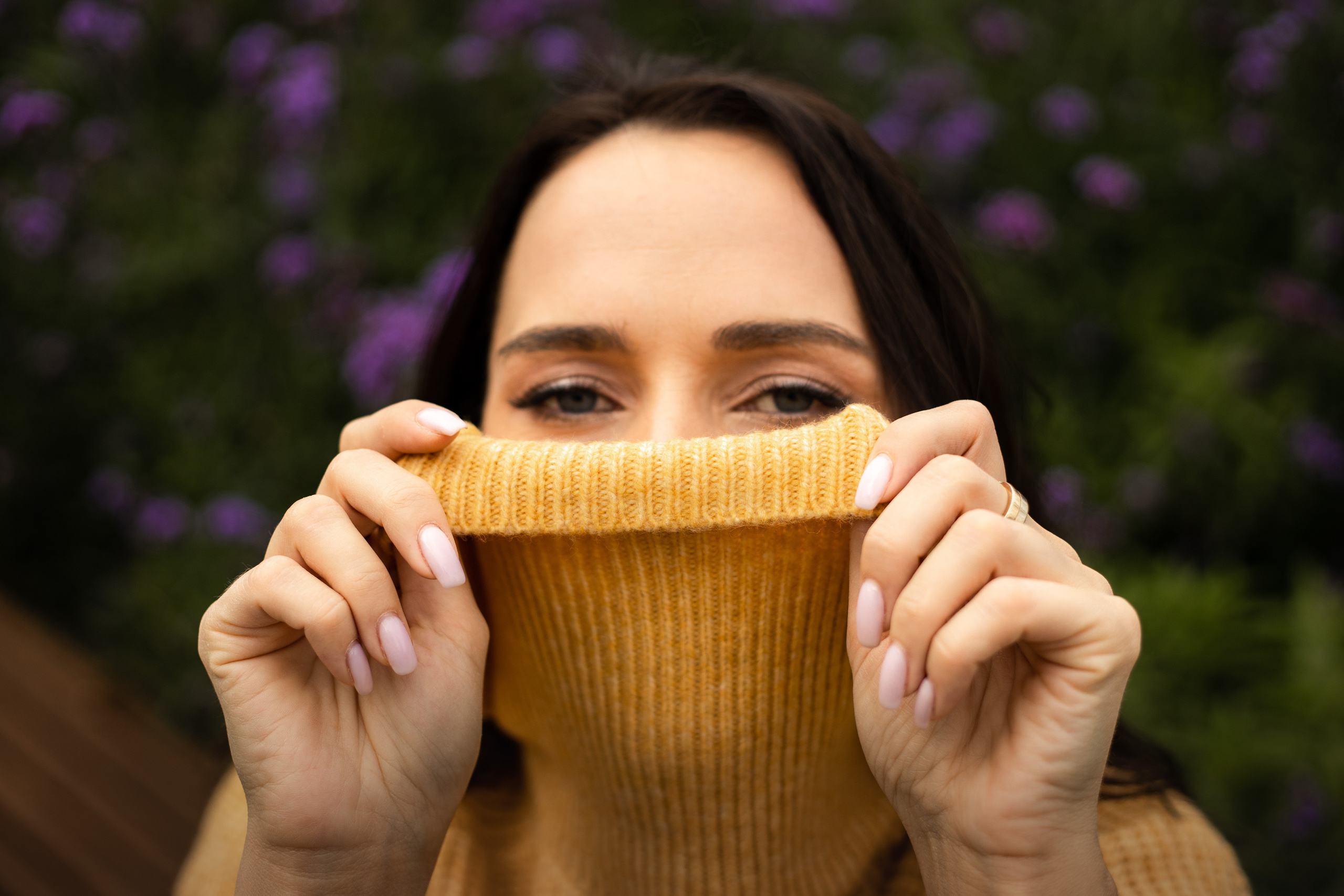 спряталась в свитер