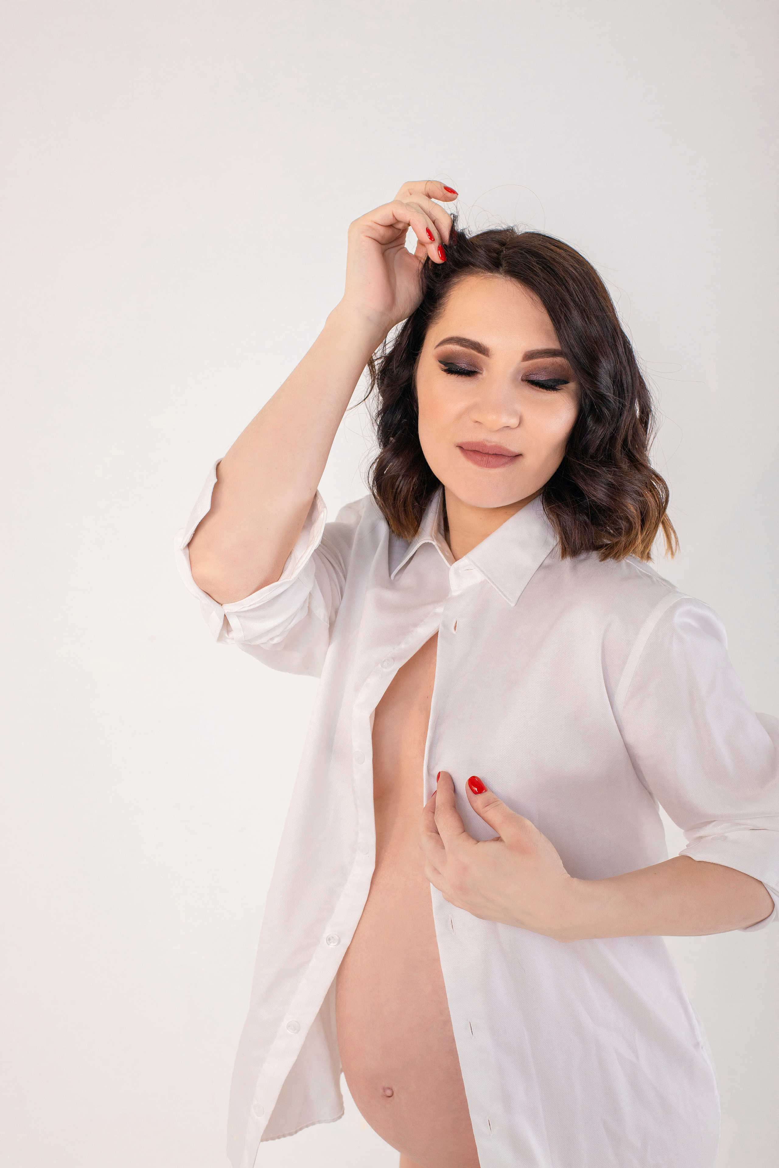 Беременная в белой рубашке