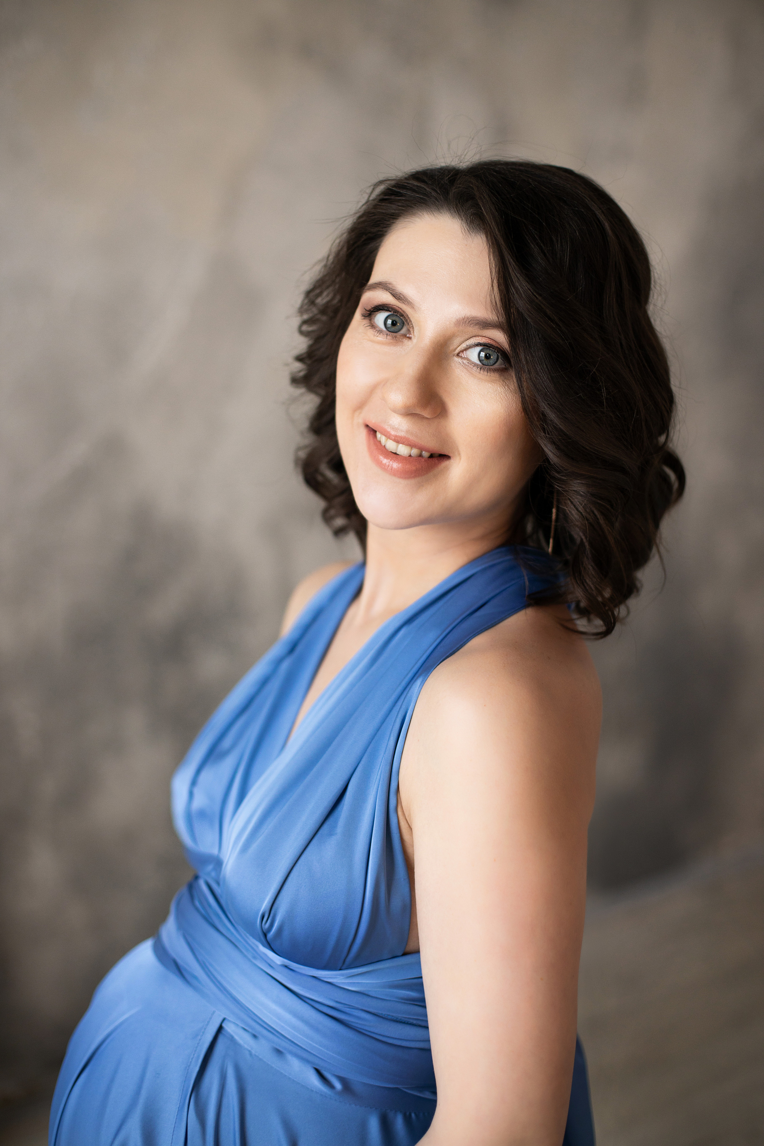 Портрет девушки в синем платье
