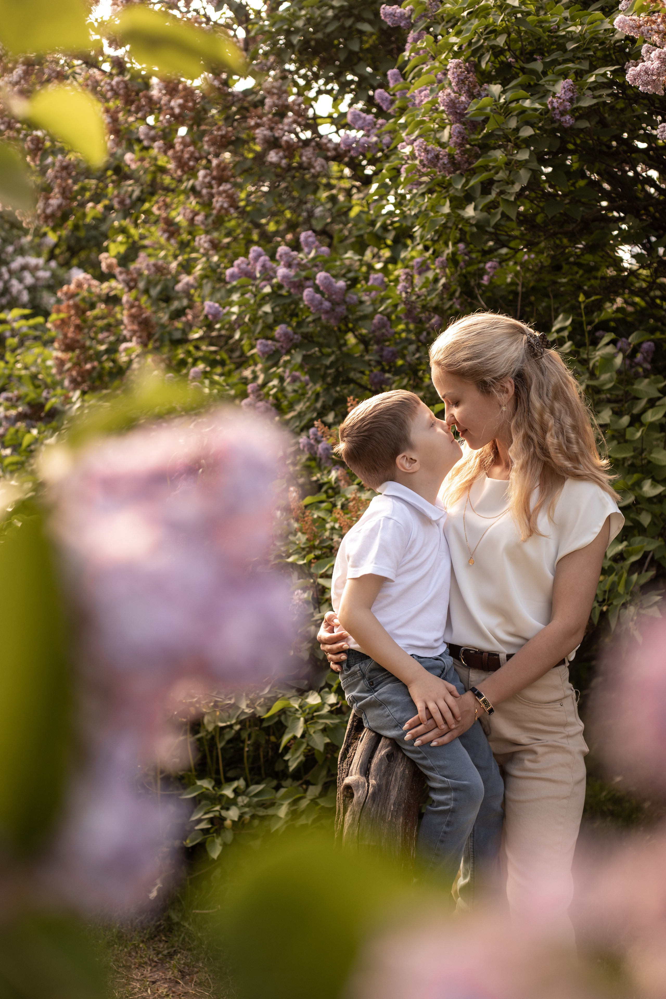 мама с сыном в цветах