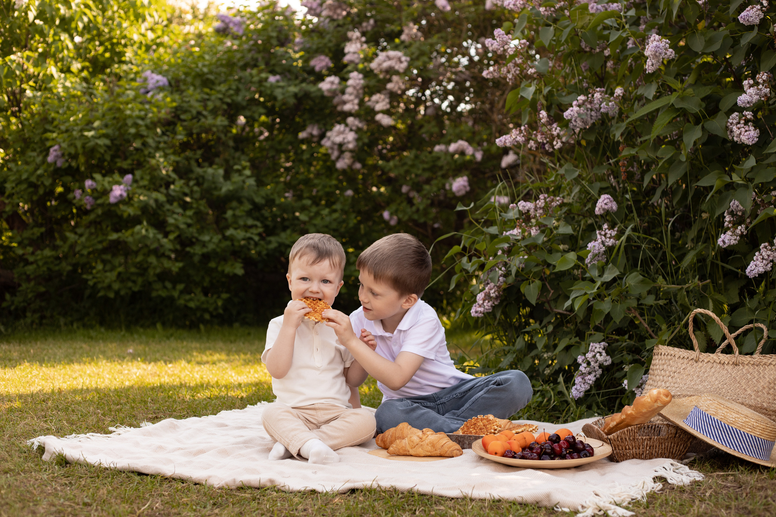 угощает брата