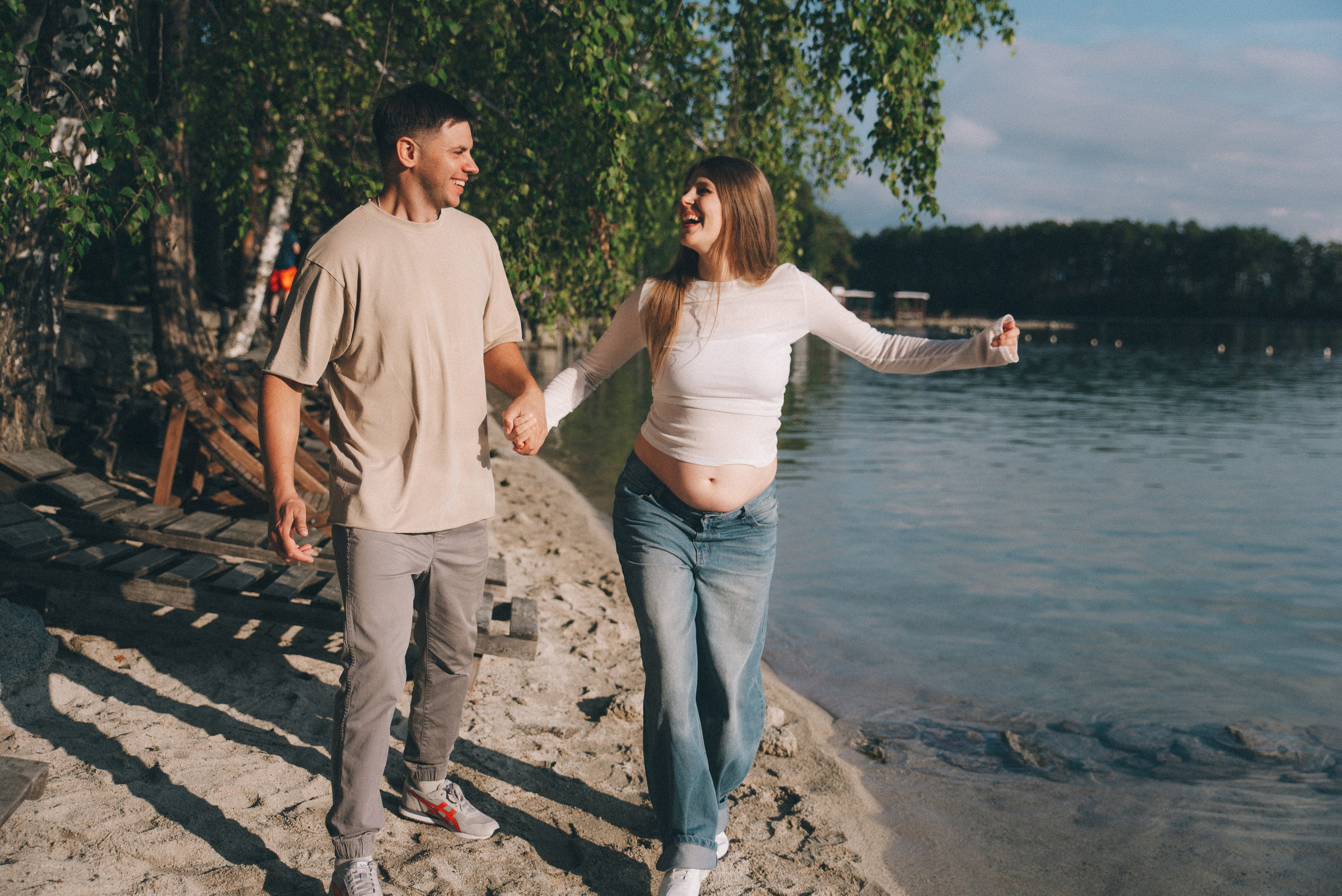 пара улыбается на фотосессии