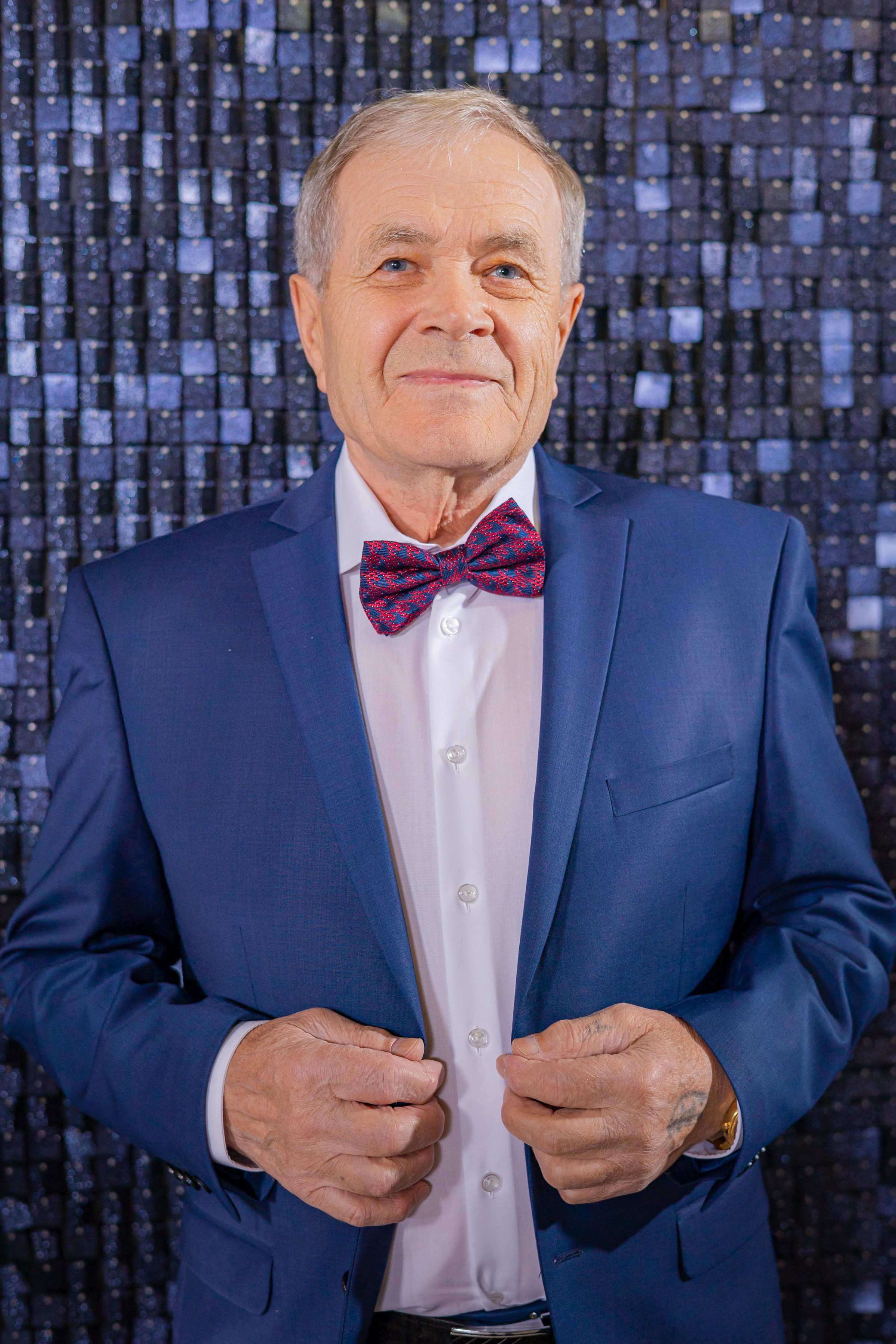 Портрет юбиляра на синем фоне с бабочкой мужчина пожилой