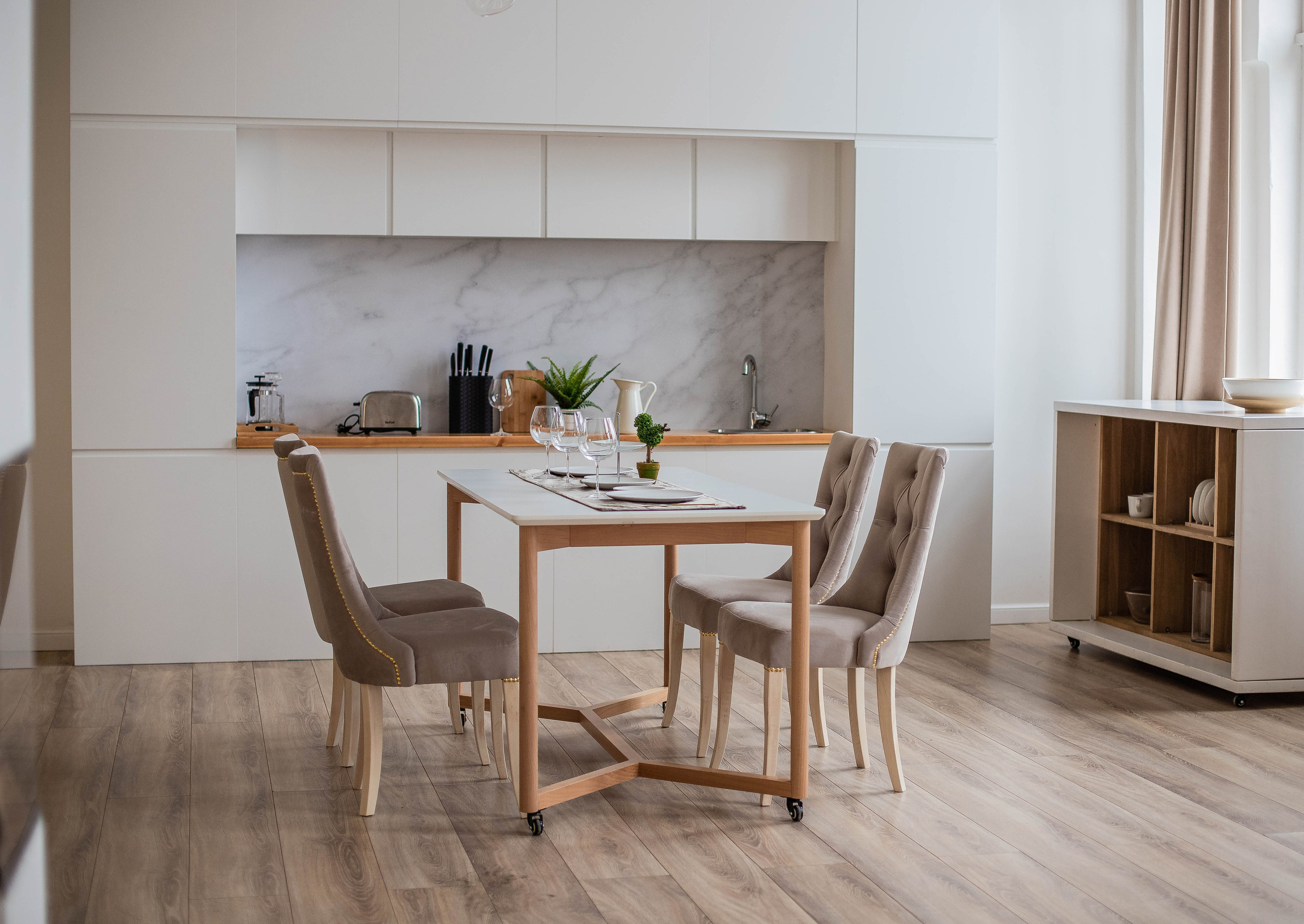 Стулья. Фотограф