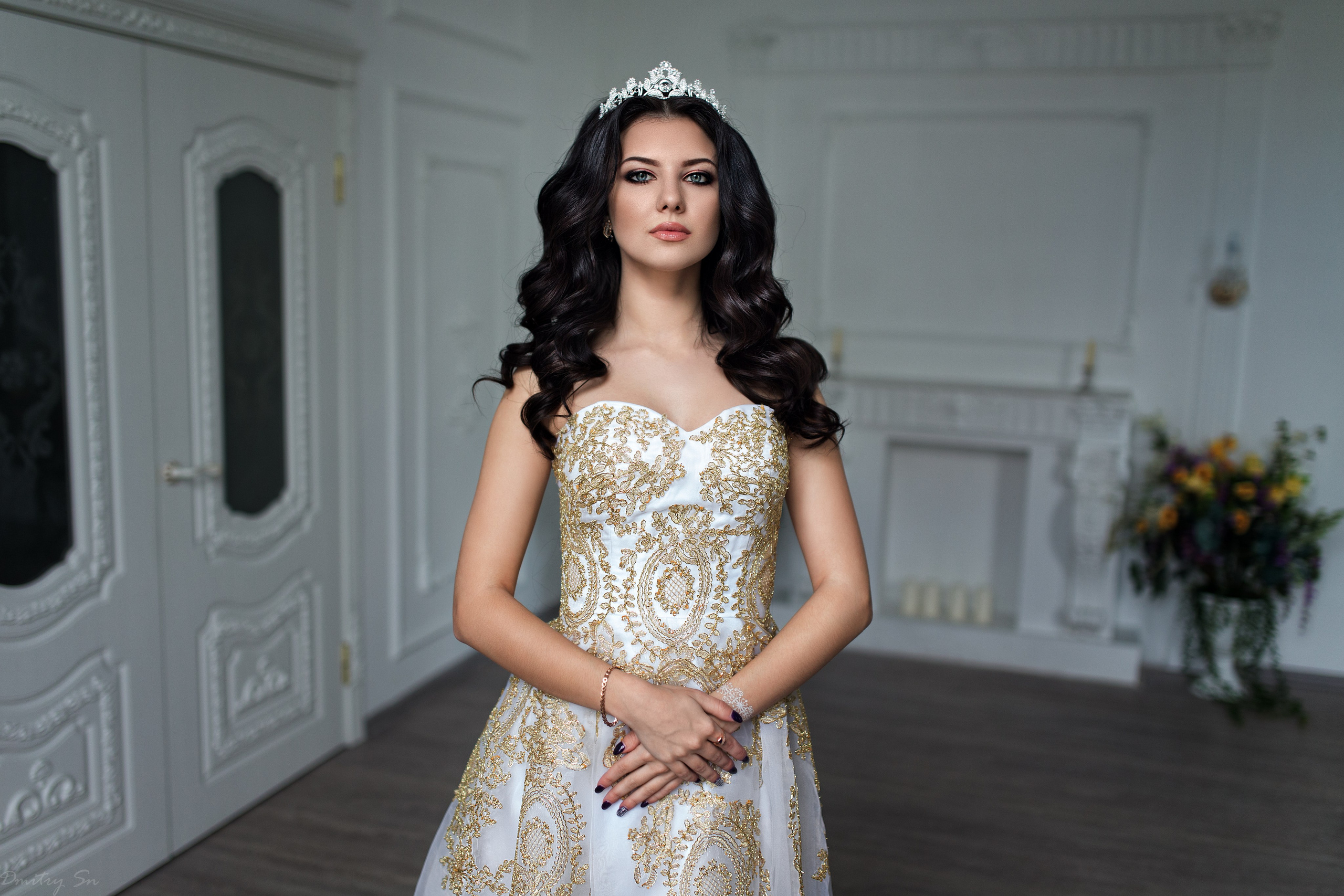 Съемка в студии с интерьером с Кристиной в белом пышном платье в формате для «себя»