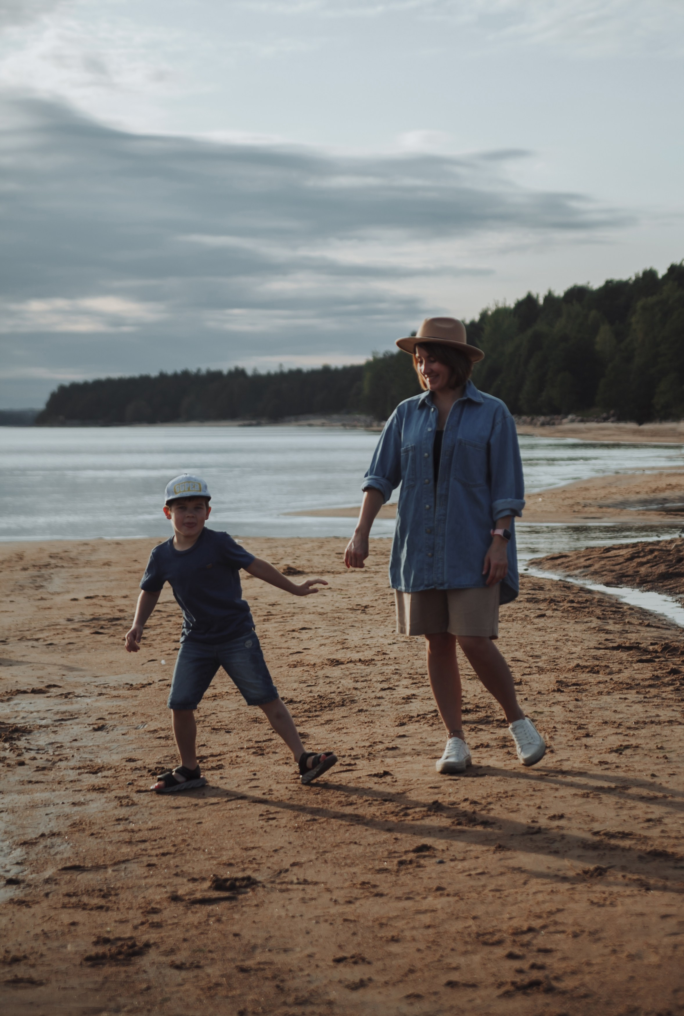 Семейная прогулка с собакой. Семейный фотограф, свадебный фотограф, женский портрет в Санкт-Петербу
