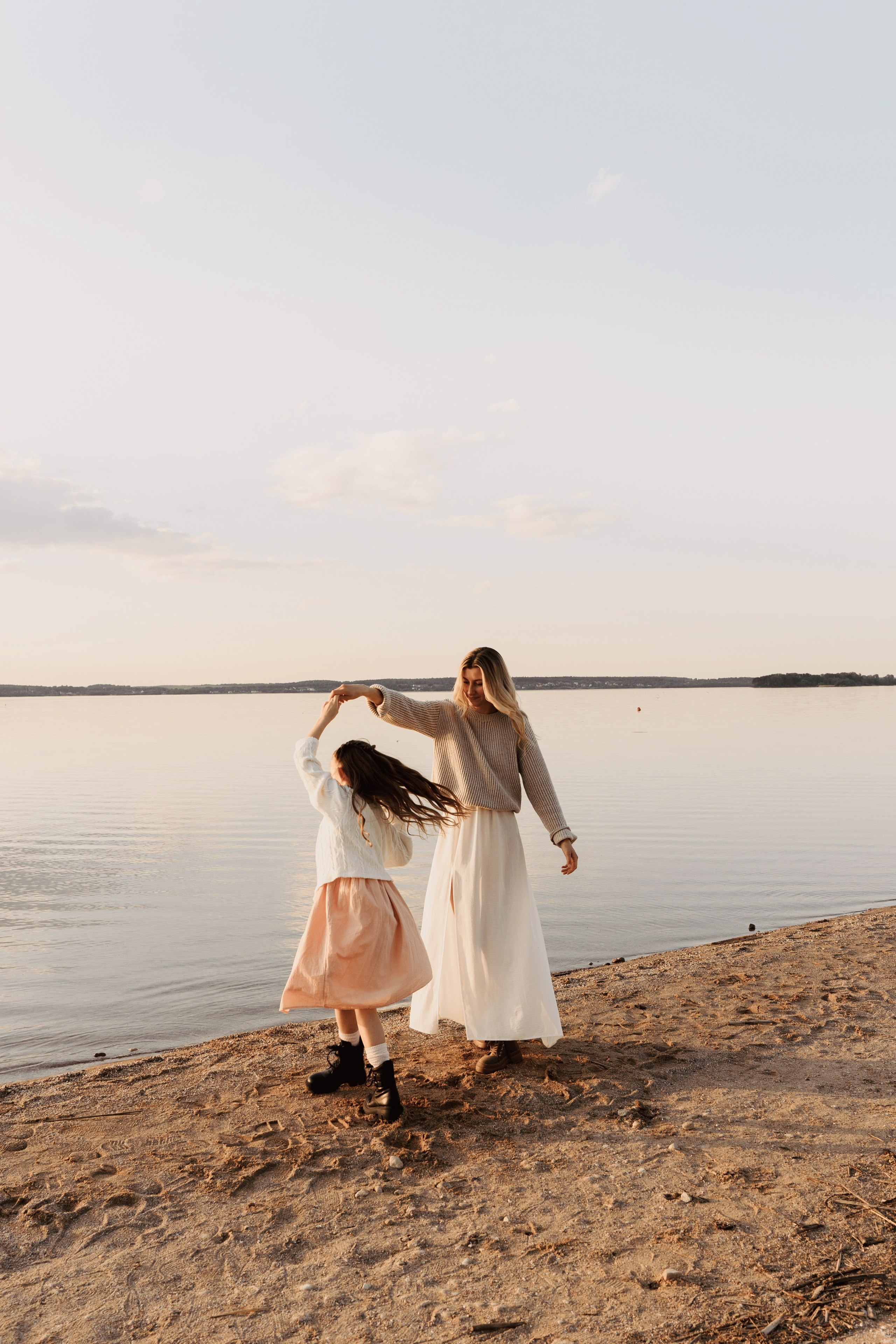 Весеннее тепло семьи на берегу Минского моря. Ваш семейный фотограф в Минске — Вика Трегубова