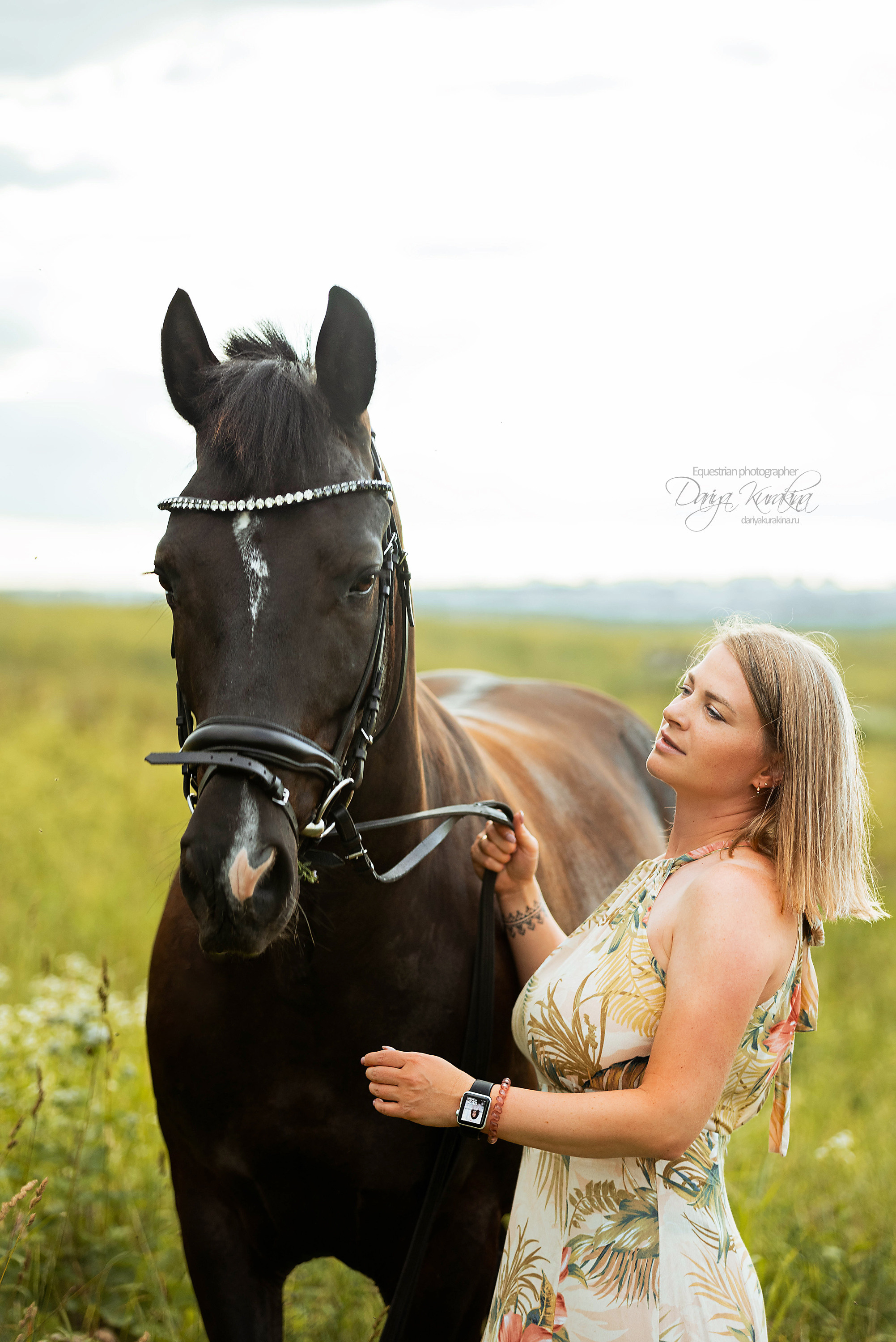 Конь-огонь в поле с семьёй. Конный фотограф Куракина Дарья • Фотосессии с лошадьми
