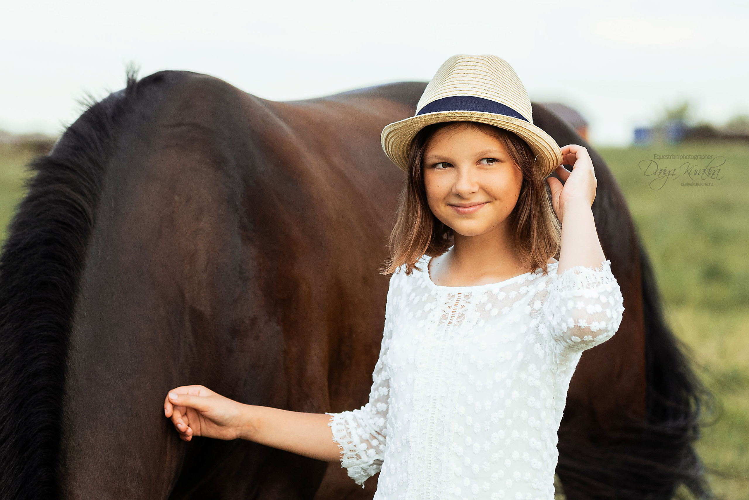 Конь-огонь в поле с семьёй. Конный фотограф Куракина Дарья • Фотосессии с лошадьми