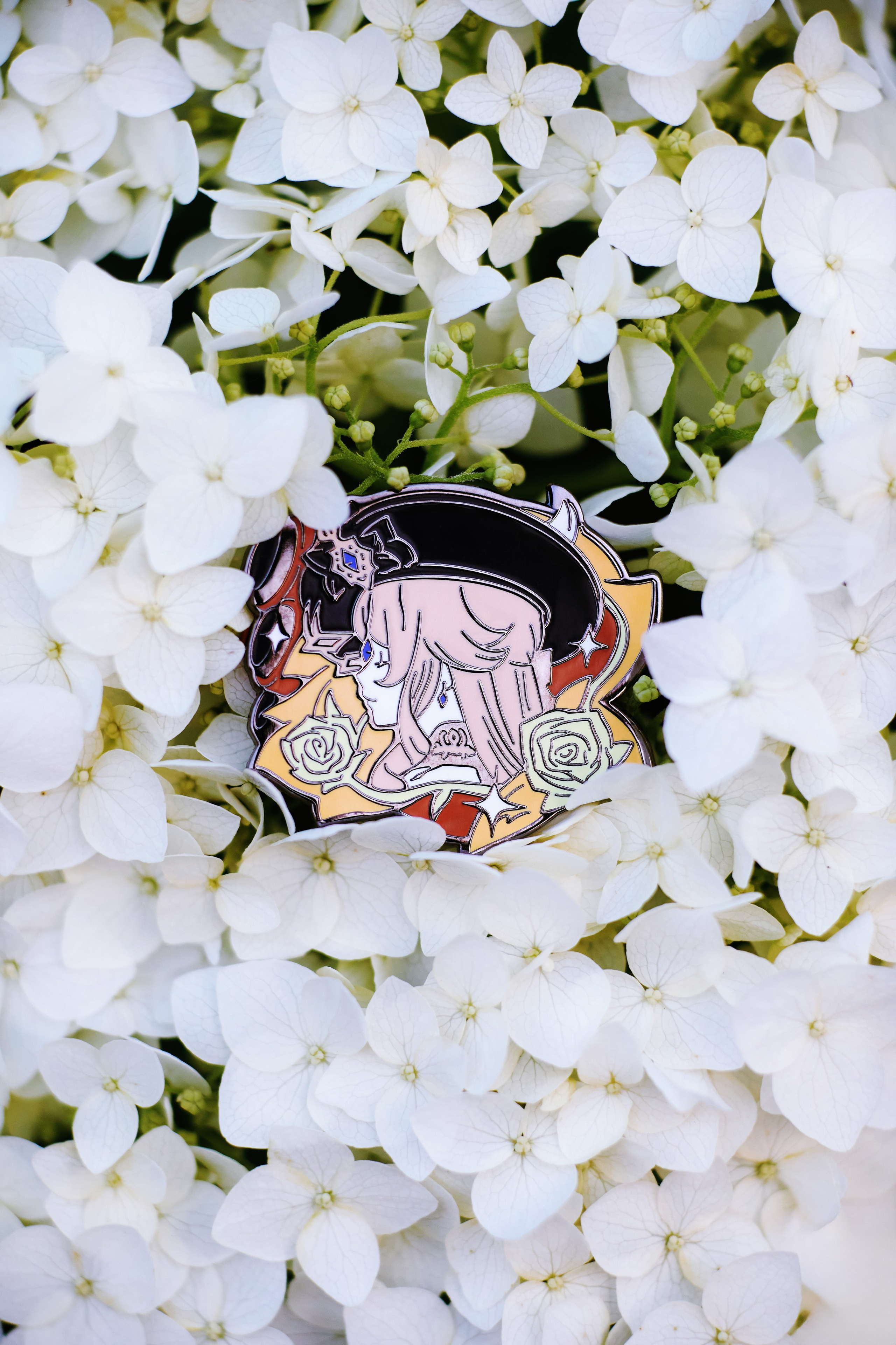 Металлический значок Навия на цветочном фоне