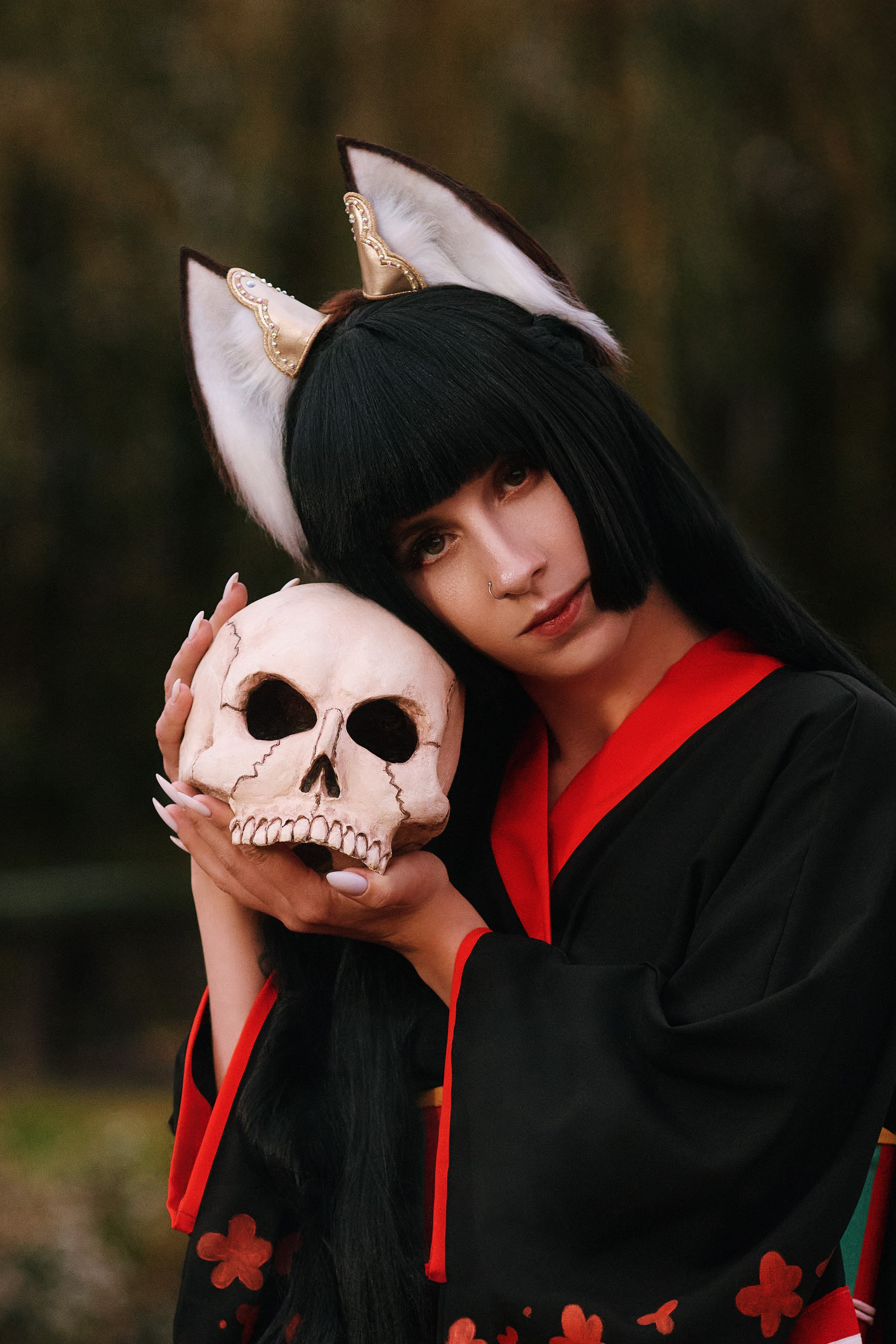 Вечерняя косплей фотосессия кицунэ с черепом в руках, локация - Эниси, японский сад в Находке