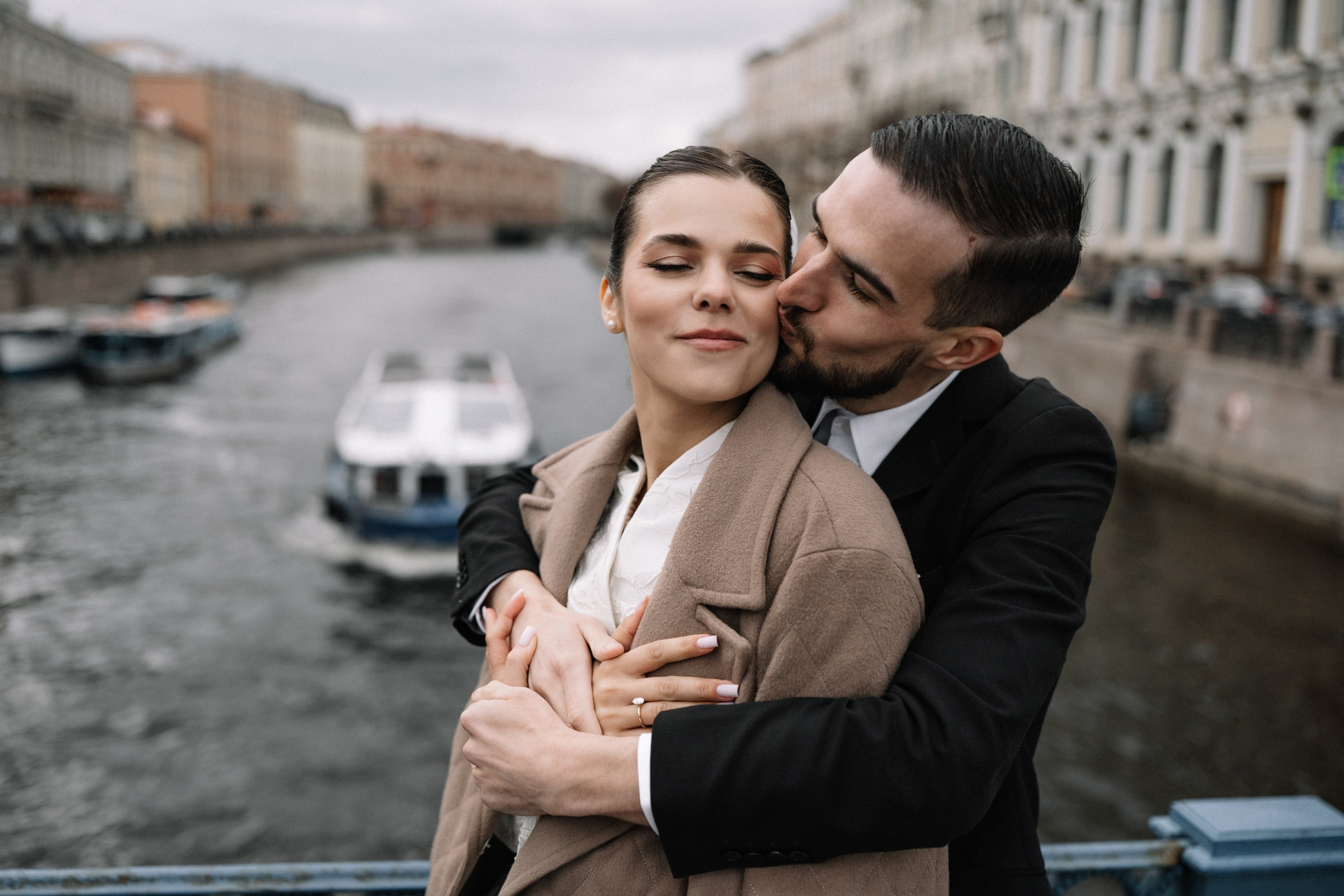 Свадебная фотосессия в Апреле в Петербурге. Свадебный фотограф Александр Невский в Санкт-Петербурге