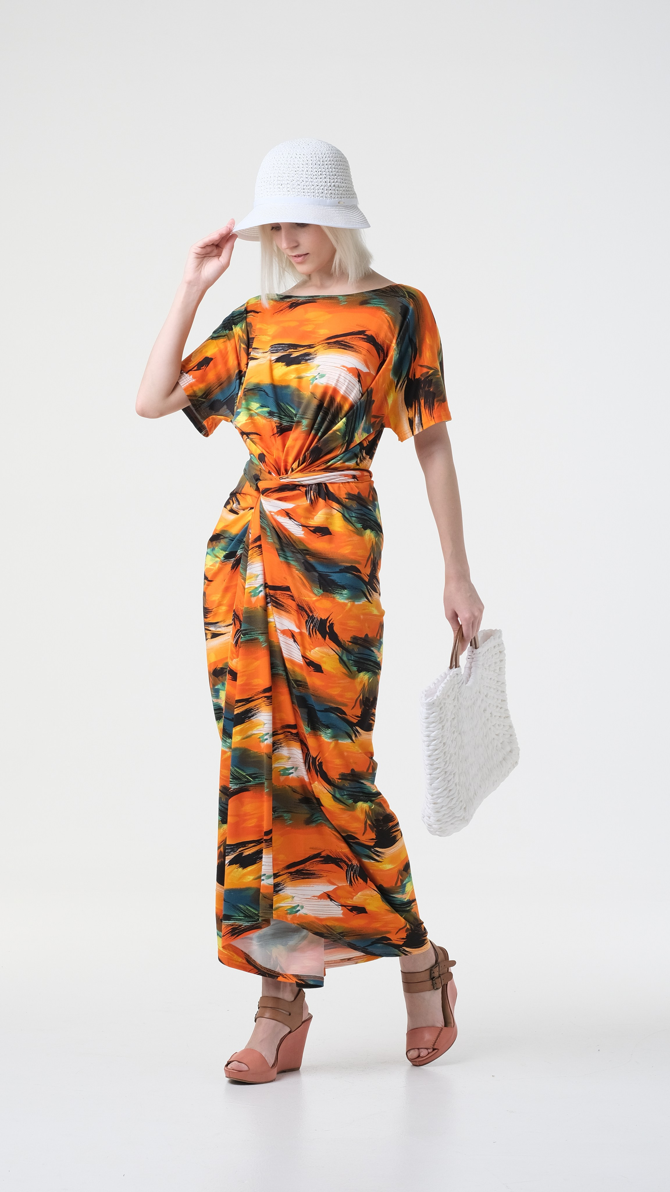 Фотосъёмка на циклораме для WB и Ozon. Стальная съёмка для маркетплейсов.