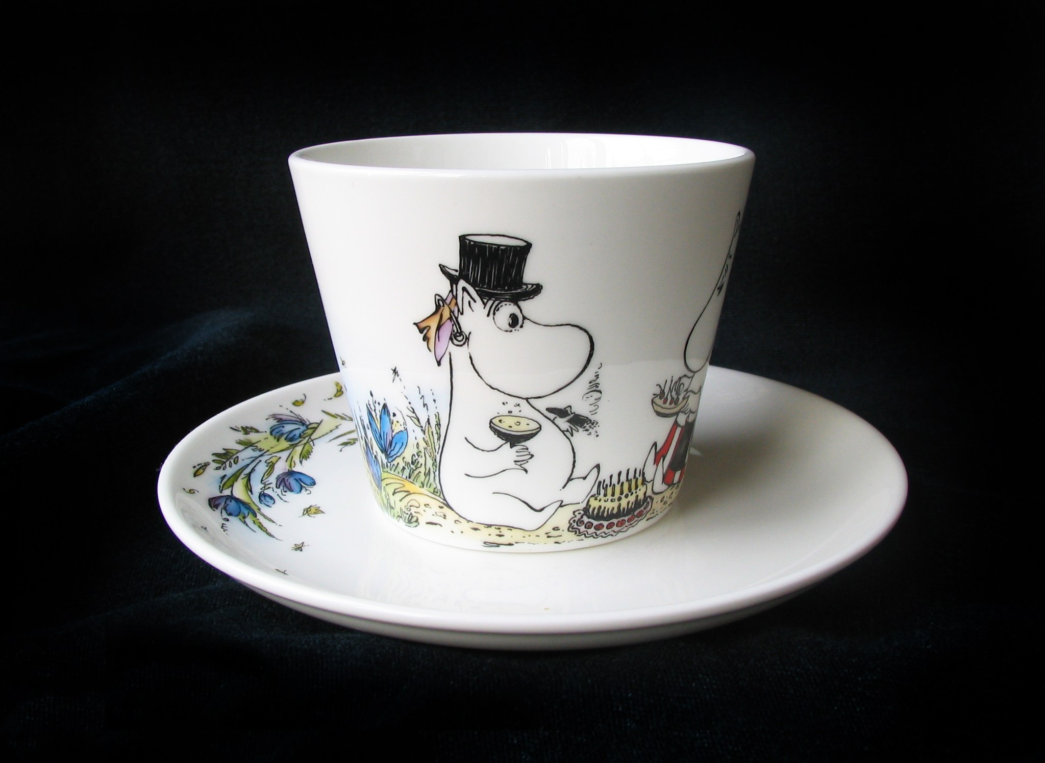 Чайная пара «Муми-тролли». Роспись фарфора на заказ. Индивидуальные заказы по росписи фарфора в Санкт-Петербурге.