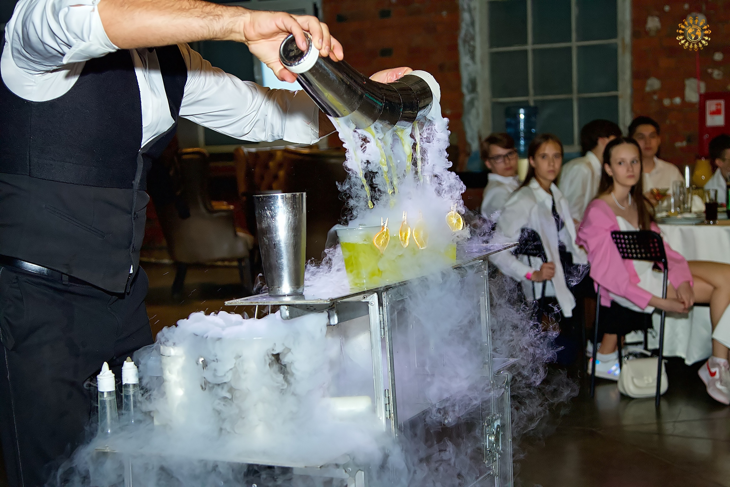 Выпускной 2023 (9-й класс, школа № 46). Loft Urban. Москва. Репортажная съемка в Москве и области. Анималистика