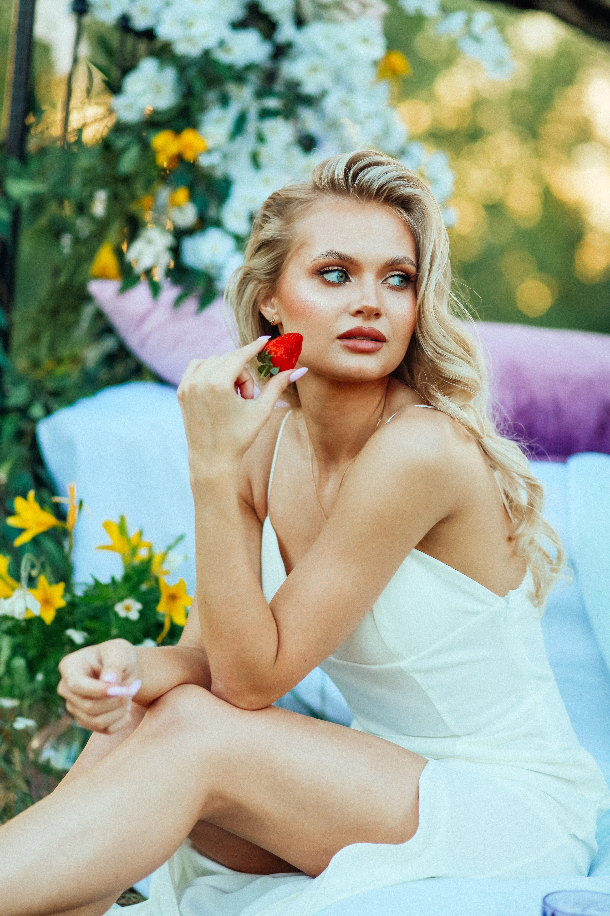 утро очень красивая невеста блондинка цветы природа лето декор дерево кровать виктория