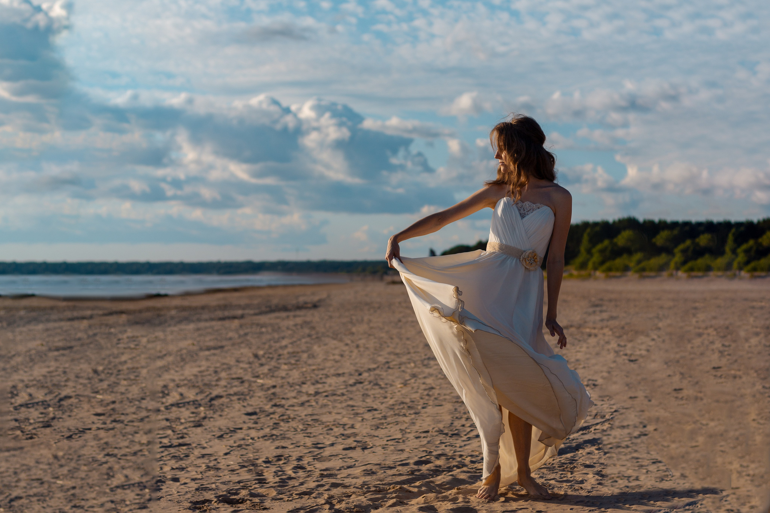 Красивая девушка ходит по песку на берегу моря. Индивидуальная фотосъемка на берегу финского залива. CПб и Лен. область. Девушка в потрясном белом платье.