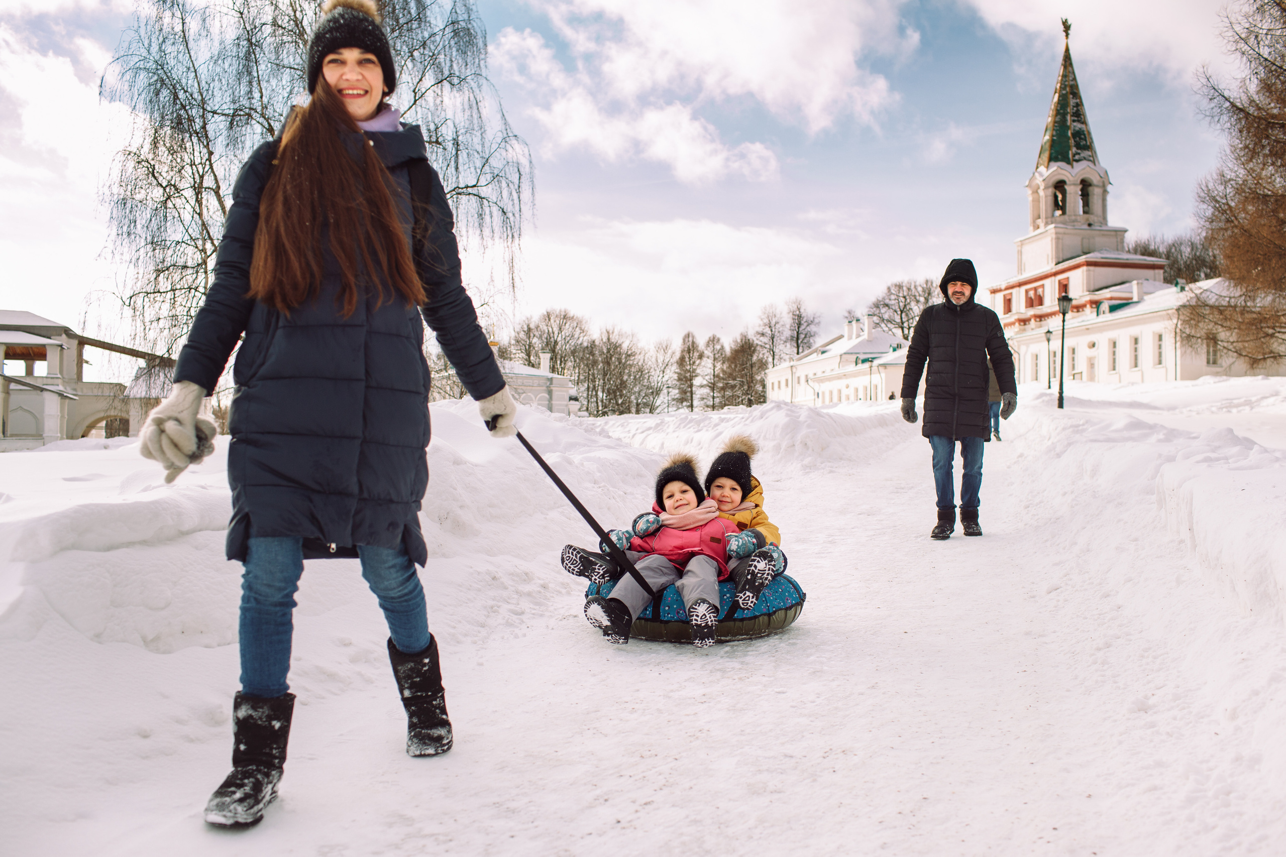 Зимняя lifestyle фотосессия семьи на прогулке в парке. Детский и семейный фотограф в Москве и московской области Елена Титова