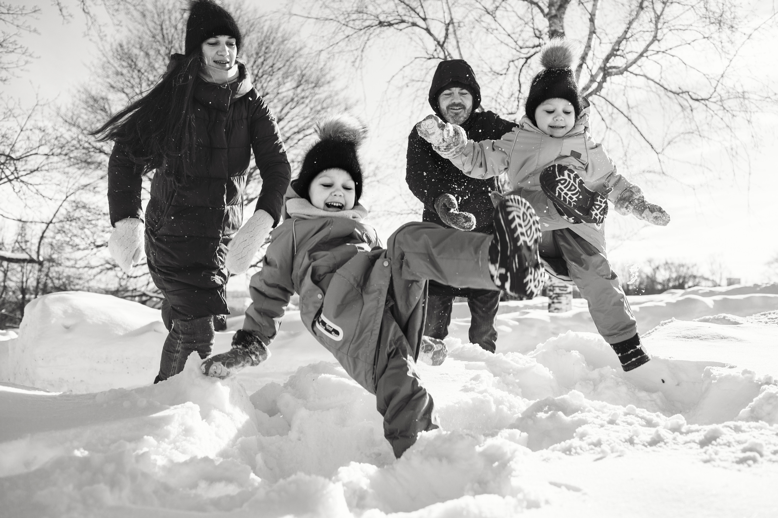 Зимняя lifestyle фотосессия семьи на прогулке в парке. Детский и семейный фотограф в Москве и московской области Елена Титова