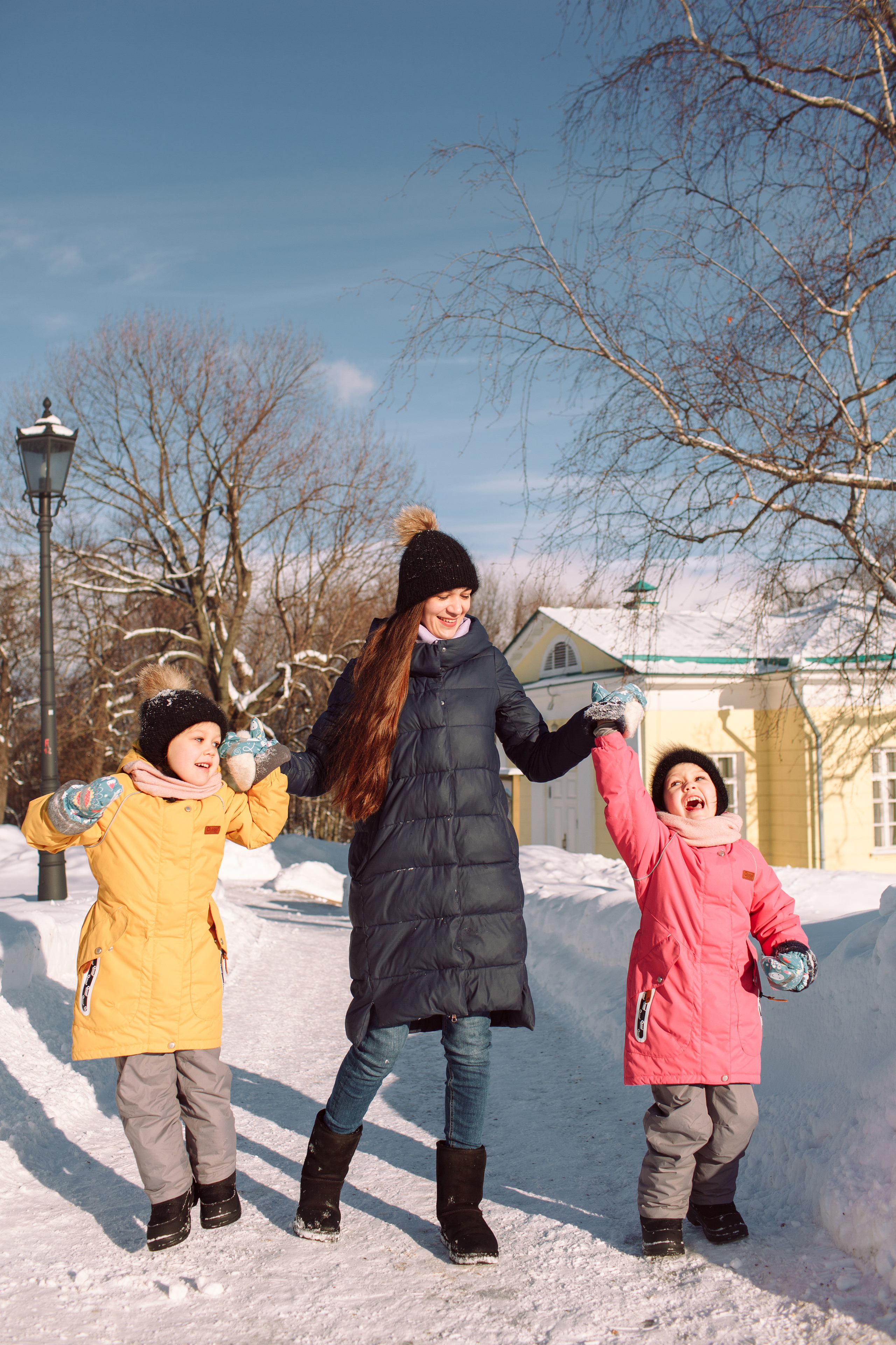 Зимняя lifestyle фотосессия семьи на прогулке в парке. Детский и семейный фотограф в Москве и московской области Елена Титова